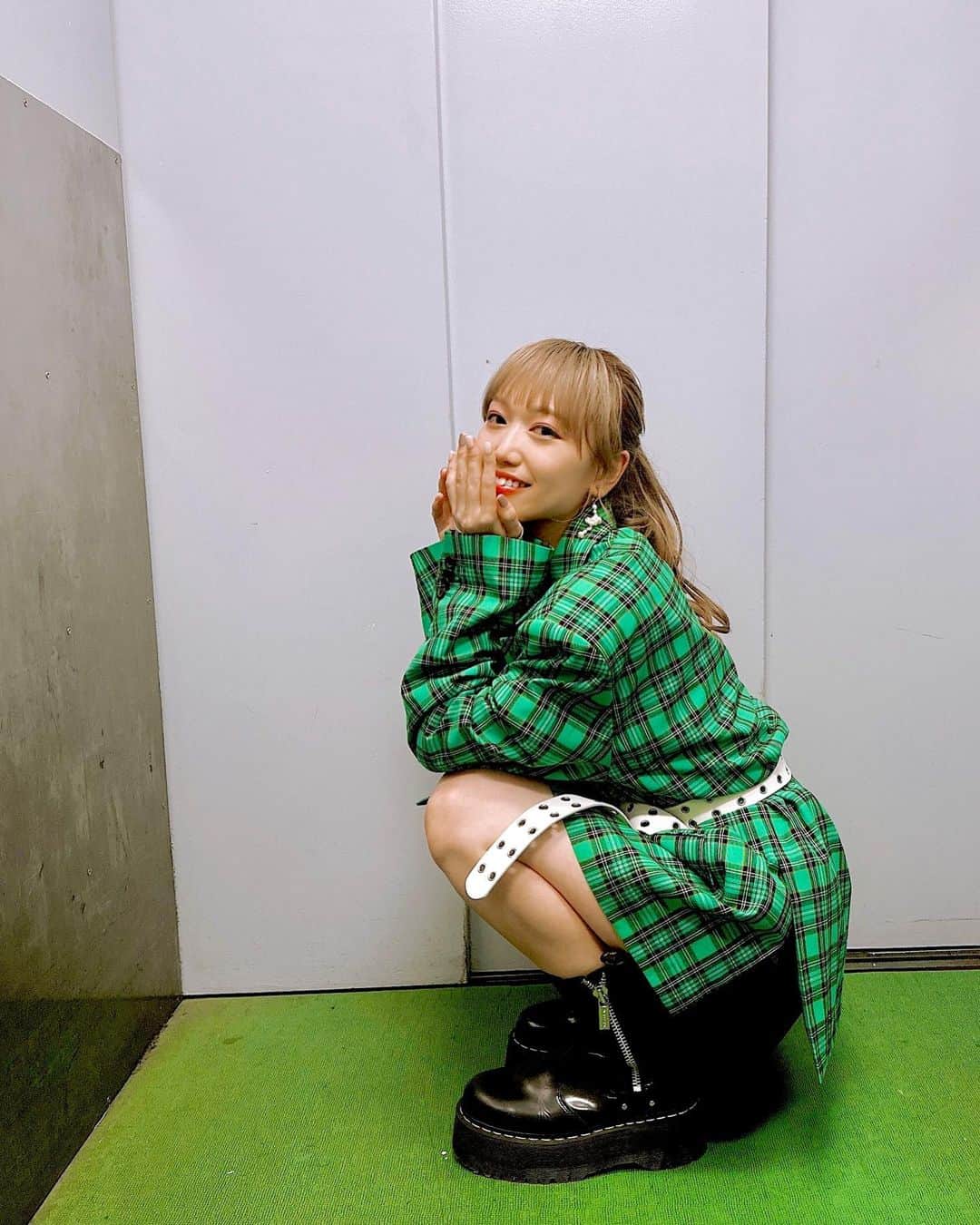 自見彩のインスタグラム：「. . . zankaはじめてのMV『アスター』が 公開されました~  メンバーそれぞれ持ってる色が本当に違くて、 アスターの世界観も このメンバーだからカラフルに艶やかに儚さも混ぜながら表現できるんじゃないかなぁって思いながら撮影させて頂きました🫧🩵  . しっかり決意を持って歩き出す姿を見せていけたらなと  歌うことが好きで、 音楽の持つ力に何度も助けられて どうしても捨てきれなくて戻ってきた先で1番の原動力になるのは聴いてくれる人の存在で。  私がみんなに何かしてあげたいなんて烏滸がましいんだけど、 zankaの作る音楽が私の声が 聴いてくれた誰かの生活の一部になって一緒に前を向ける存在になれたらなとそっと想っております~🫧  沢山笑ってて欲しい、 背中を押してあげたいと思いながらも いつも先に笑顔にしてもらってて 背中を押してもらってるのをお伝えしておきたい  そのくらい応援してくれる存在って とっても心強いです、ありがとう~。  アスターのMV 沢山の人に見てもらえますように🤝」