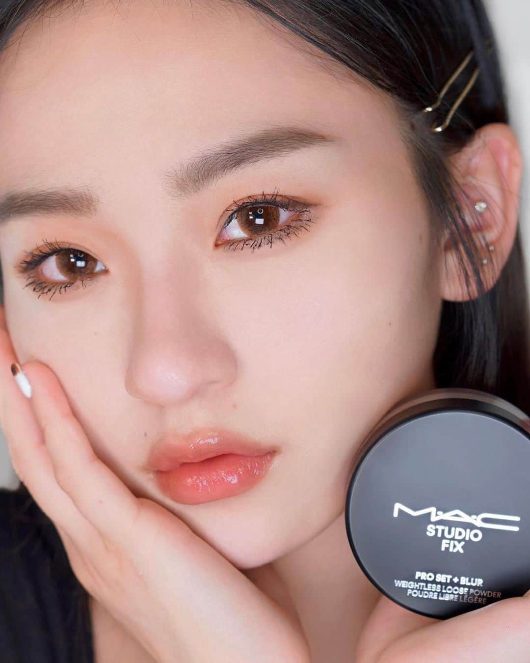 M·A·C Cosmetics Hong Kongさんのインスタグラム写真 - (M·A·C Cosmetics Hong KongInstagram)「就算幾close-up，肌膚都零破綻✨ 全靠專櫃熱賣嘅 #磨皮濾鏡蜜粉，毛孔細紋油光盡消失💨 8小時長效鎖妝控油，保持真實零暗沉嘅完美狀態 真正實現camera-ready磨皮濾鏡肌🤳  Product featured: Studio Fix Pro Set + Blur Weightless Loose Powder 專業無瑕輕透濾鏡蜜粉 - HK$320  #MACStudioFix #MAC專業訂製 #MAC實力底妝 #MACHongKong #Regram from @natyy_mua  Always be ready for your close-up – no retouching needed.✨ Meet our all-new breathable, pro-inspired setting powder, the Studio Fix Pro Set + Blur Weightless Loose Powder! This lightest powder ever is ultra-refined to set makeup all day and instantly absorb oil with a photo-friendly, dimensional matte finish.」5月24日 20時46分 - maccosmeticshk