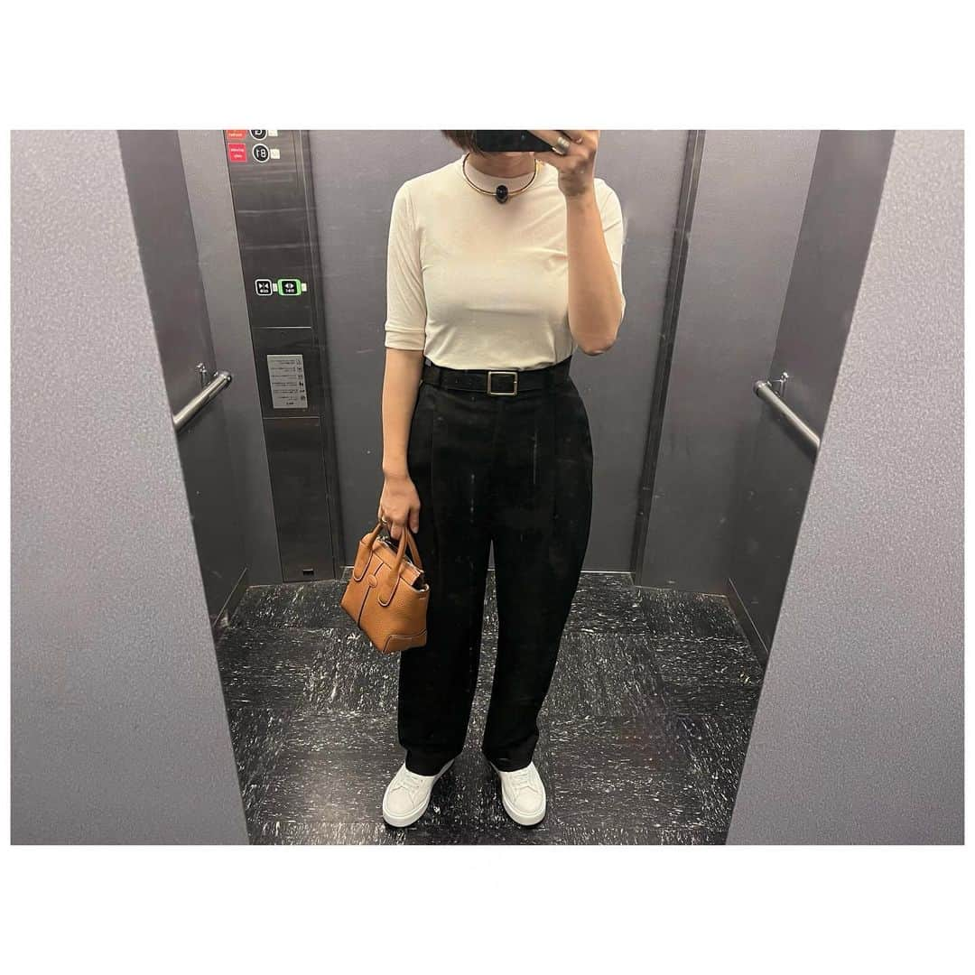 川上さやかさんのインスタグラム写真 - (川上さやかInstagram)「私服🌿 #tshirts #macphee #pants #loeff #bag #tods  #shoes #datesneakers」5月24日 20時46分 - sk_120