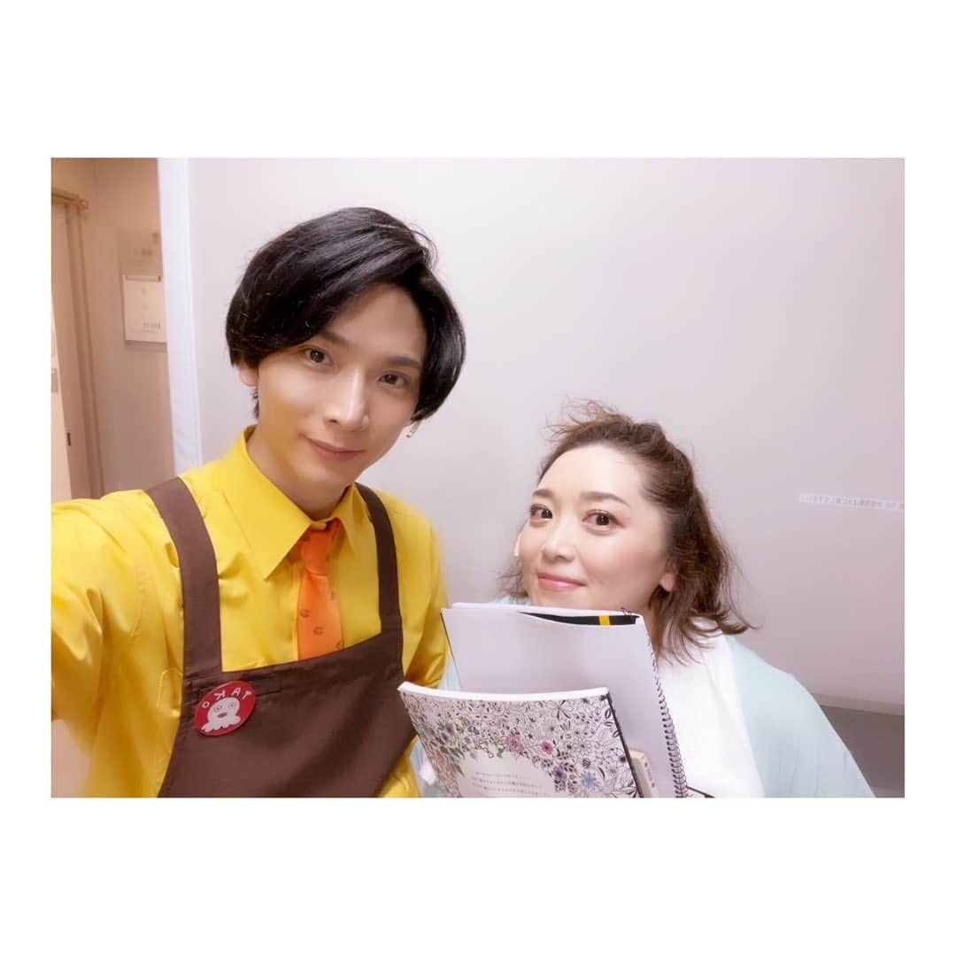 花陽みらさんのインスタグラム写真 - (花陽みらInstagram)「【 #珈琲いかがでしょう 】千穐楽から数日☕️  ちょい長くなります🫣 まぁ、よーするに、、 最高のプレゼントでした！って事を 吐露してます😂  　  #コナリミサト 先生の描く ［礼］という人を 舞台の上で生き抜けて心からの感謝を🕊️ そして、のびのびと私を自由に心向くまま出来るよう、導いて下さった演出の臣太郎に感謝を。  エスプレッソマシンと再び出会えて良かったね。礼。 礼と出会えて良かったね。私。  　 ⭐︎今回お芝居沢山した仲間と📷✨ (漫画，ドラマを知ってる人はわかるはず！！)  　 ・礼の背中を押してくれた青山さん(#校條拳太朗 さん) 毎回打ち合わせ0。お互いその場で感じた事を投げあったジェットコースターのような場面。何やっても受け入れてくれる座長に感謝🕊️ とてつもなく…とてつもなく楽しかったー🫣 ※写真は、私がひたすらエスプレッソマシンを叩いてるシーン。  ・青山さんを追いかける、ぺい(#久下恭平 さん) 礼の部屋で青山さんの似顔絵描くシーンは ジャックナイフのような恭平君との芝居は痺れたー痺れて、心そのまま渡してました！ 楽しかったなー😭  　　 ・礼も大きな影響をうける、ピンクちゃん(#新谷姫加 さん)。姫加もキラキラピカピカ😍パワーに毎回引っ張られ！感謝  　 ・礼の親友。めちゃくちゃ良いやつヤイコ(#音羽美可子 さん) こちらも打ち合わせなく、毎回全てを受け止めてくれる美可子に感謝😭 　  ・そして、昔の礼(#安井摩耶 さん)。彼女が居なかったら今、礼は居なかったので！ 共に生きてくれてありがとう😭✨  　 ・礼の部屋に入り浸ってる真島(#竹本洋平 さん)マサヒロ(#本間健太 さん)のシーンも楽しかった 写真📷撮るの忘れてしまったね🫣  　 ・そして！珈琲先生のモタエさん(#斉藤レイ さん)。 レイさんのシーンは珈琲やっている身からしたら、心に痛いほど刺さるシーン。 私もそれを持って珈琲を今後も愛そう！  　 ・青山さんの珈琲のんで珈琲が好きにぬった垣根ちゃん(#太田奈緒ちゃん) まさに、昔コーヒーがハマったころの私のよう。＋なおちゃんの笑顔でさらに癒される☺️  　　 皆さんも、知っていると思いますが、、 私は【珈琲大好き人間】🫣✨www 今回舞台でも触れると思っていましたが、  　 実際は ダルダル部屋着でゴミだらけの舞台上ゴロゴロして、エスプレッソマシンを殴りつづけるなんて…笑 想像して居ませんでした。  でも、、そこには新しい自分がいて、 世界があって。 前へ進む勇気をもらえて。。  　 それは、［礼］というキャラクターだけでなく この［珈琲いかがでしょう］登場人物それぞれにストーリーがあり…  観てくださった方の心に少しでも響いていたら幸いです☕️✨🙏  改めて、この作品のパワーを感じながら漫画を眺めています。  素晴らしい経験をさせていただいきました😌  　　 そして、最高の座組のメンバーと会えた事！ 最高の🎁だと思っています☺︎ そして、アンダーとして支えてくれた、かねやん(#兼尾洋泰 さん)と、まきちゃん(#吉永真希 さん)にも心から感謝  　　 また いつか 皆さんと 会えますように！！  芝居って面白い。 おもしろーーい！  さ！！！ さらに新しい自分見つけれるように😎🙌✨ コマ進めましょ！  全然話かわりますが、、w なんか、オシャレなInstagramを目指そーかなーなんて思ったけれど、、笑 このダラダラ感が私っぽいや！ ってなったので🫣」5月24日 20時40分 - miku_hanahi