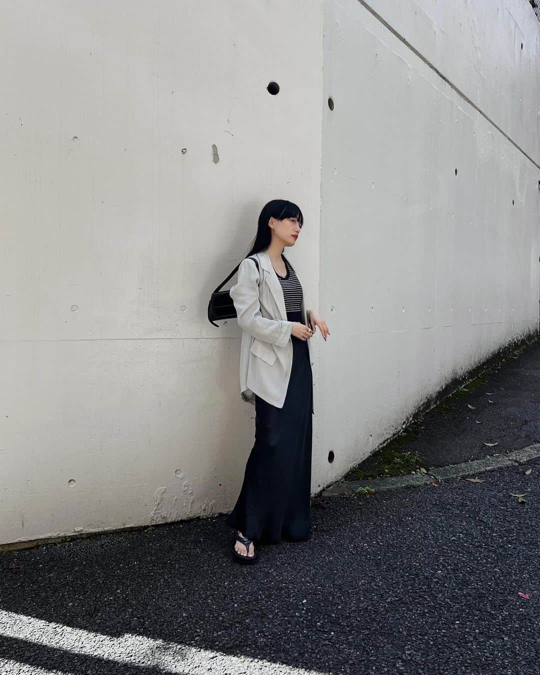 佐藤里緒菜さんのインスタグラム写真 - (佐藤里緒菜Instagram)「_ ノースリーブ×ジャケットの日々👯‍♀️  夏大活躍そうなTOPSは @miesrohe_ 。 6月4日まで新宿ルミネ1でPOPUPされてます📢  #miesrohe #ミースロエ」5月24日 20時40分 - riona__