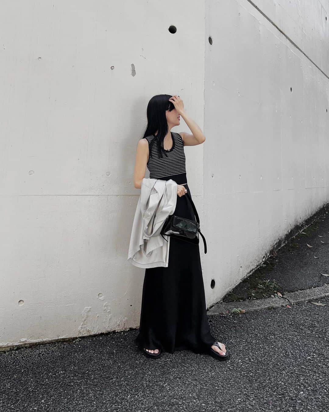 佐藤里緒菜さんのインスタグラム写真 - (佐藤里緒菜Instagram)「_ ノースリーブ×ジャケットの日々👯‍♀️  夏大活躍そうなTOPSは @miesrohe_ 。 6月4日まで新宿ルミネ1でPOPUPされてます📢  #miesrohe #ミースロエ」5月24日 20時40分 - riona__