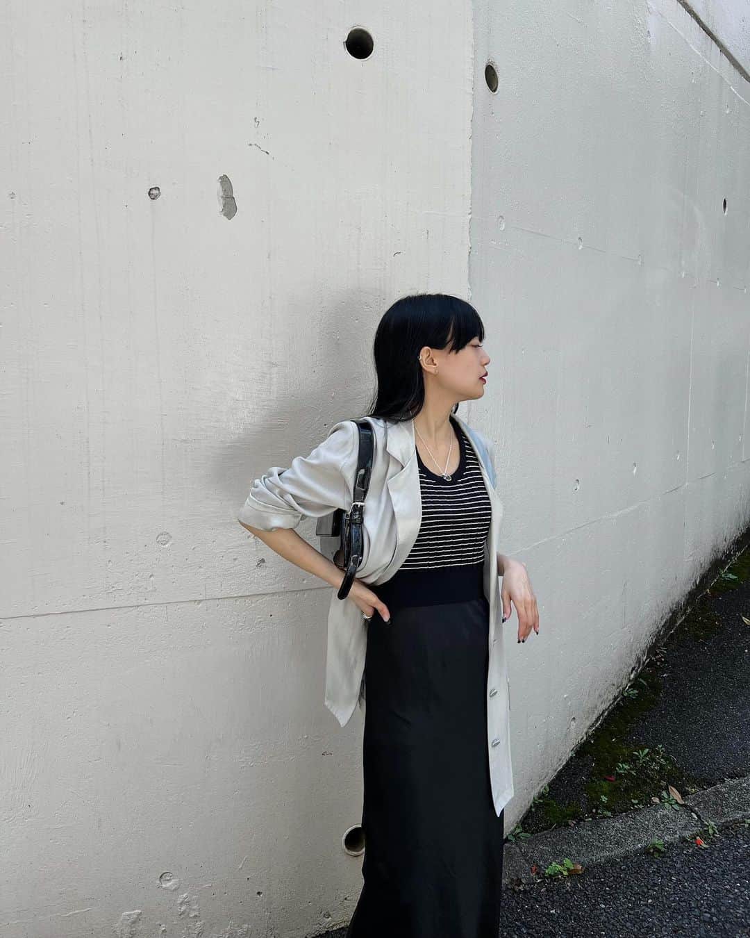 佐藤里緒菜さんのインスタグラム写真 - (佐藤里緒菜Instagram)「_ ノースリーブ×ジャケットの日々👯‍♀️  夏大活躍そうなTOPSは @miesrohe_ 。 6月4日まで新宿ルミネ1でPOPUPされてます📢  #miesrohe #ミースロエ」5月24日 20時40分 - riona__