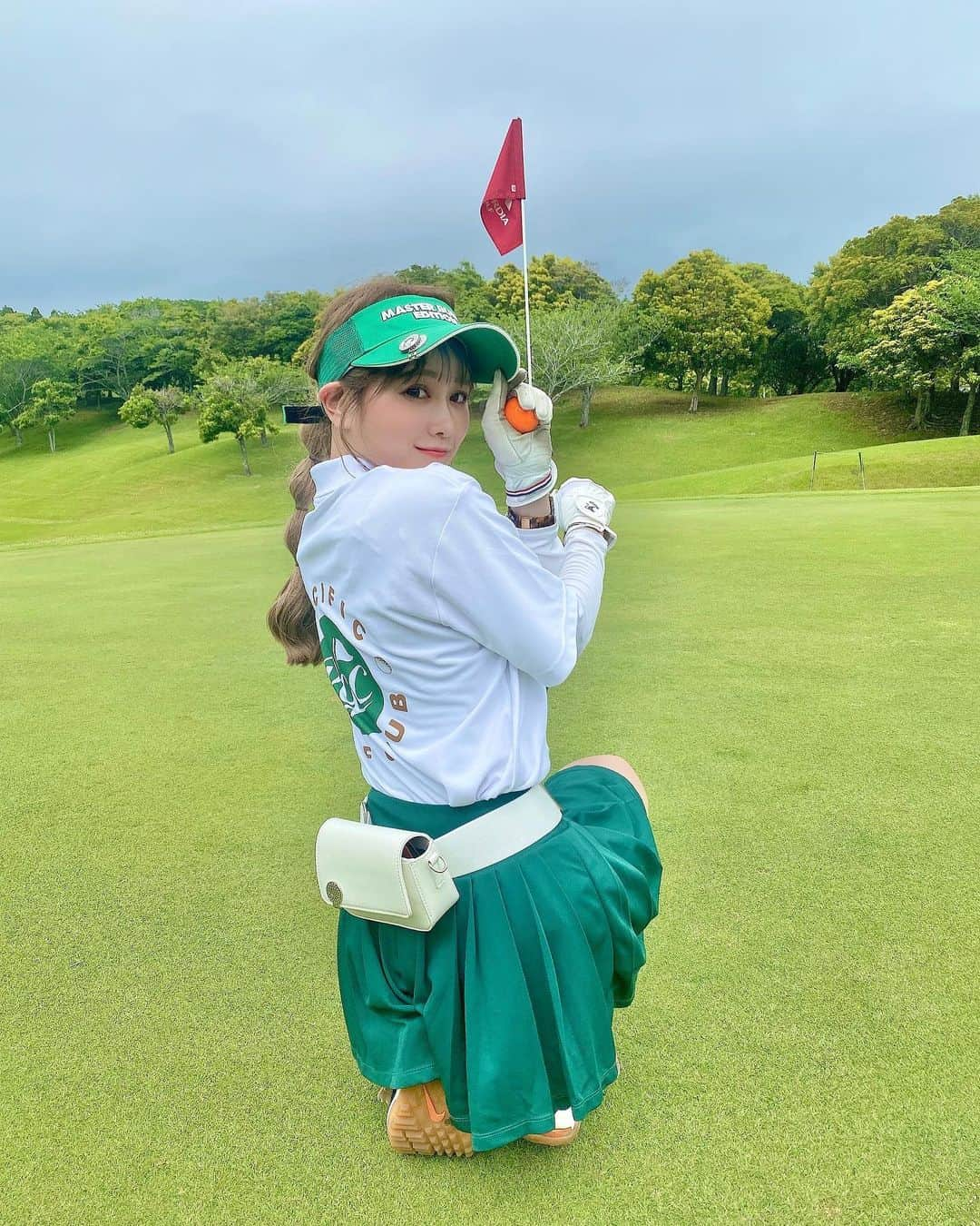 日向カンナさんのインスタグラム写真 - (日向カンナInstagram)「2回目のゴルフコンペでした⛳️✨ 初めて買ったお気に入りのヘッドカバー「モンちゃん」を連れて向かった、花生カントリークラブ🌼 お猿さん可愛過ぎて、一目惚れでお家にお迎えしました♡ 名前は自分でつけました♡  Wペリアなのかな？なんとか賞で、初優勝しました🙌🏻✨✨やった〜！ゴルフボールや紅茶を頂きました 🌼  ゴルフの専門用語は難しくて、全然覚えられないので、いつもひとまず頷いております☺️うんうん。嬉しいなぁ♪  まだまだ伸びることしか感じない、自分のゴルフ🪴そろそろレッスンも通いたいですね！  いつかは自分主催でのコンペもやってみたいです✨✨趣味が広がるのも楽しみだぁ！  そして、コーディネートはパシフィックゴルフクラブのTシャツに合わせたグリーンコーデ👚💕 @pacific_golfclub  可愛くて好評でした💕  姉さんに頂いて、とっても可愛くて、ウェアが可愛いとまたテンションあがりますね🥰私も女子なんだなぁ〜💕 ゴルフウェアもまだまだもっと色々知りたくなりました🥰⛳️ おすすめあれば、教えてくださいませ♡  #ゴルフ女子 #ゴルフ #ゴルフコーデ #ゴルフウェア #ゴルフ初心者 #ゴルフスイング #ゴルフ練習 #ゴルフ好き #ゴルフ仲間募集 #ゴルフ練習場 #ゴルフレッスン  #インフルエンサー #ゴルフファッション #スポーツ女子 #大人女子 #ゴルフ好きな人と繋がりたい #休日の過ごし方 #趣味の時間 #癒しの時間 #大人カジュアル #大人女子 #大人かわいい #グリーンコーデ #ゴルフデビュー」5月24日 20時40分 - kanna_hinata