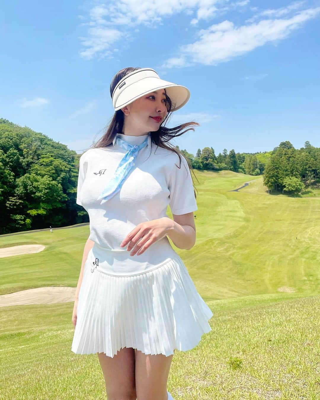 関綾乃のインスタグラム：「可愛いゴルフウェアでゴルフしてきたよ🏌️‍♀️💕 @douxavenir_golf だよ👍 ・ ・ ・ この日は太平洋成田✌️ スコアも良くて天気も良くてめっちゃ楽しかったなぁ☺️ 太平洋シリーズめっちゃやりやすくて好きです👏 ・ ・ ・ ハイシーズンのゴルフ最高すぎる😋 暑くなる前にあと何回行けるかなぁ🏌️‍♀️ ・ ・ ・ #ゴルフ女子 #ゴルフ女子コーデ #ゴルフ好き #ゴルフウェア #ゴルフスイング #女子ゴルフ #ゴルフ動画 #ゴルフスイング動画 #ゴルフばか #ゴルフ初心者 #ゴルフ #ベストスコア更新 #90切りたい #100切り達成 #vg_fashion #golfhackgirl #reginagolf  #golf_picks #ハッピースイング #벤제프#女子ゴルフスイング#女子ゴルフスイング動画#ドライバーショット#ゴルフアパレル#ゴルフアパレルブランド#ゴルフ女子コーデ」