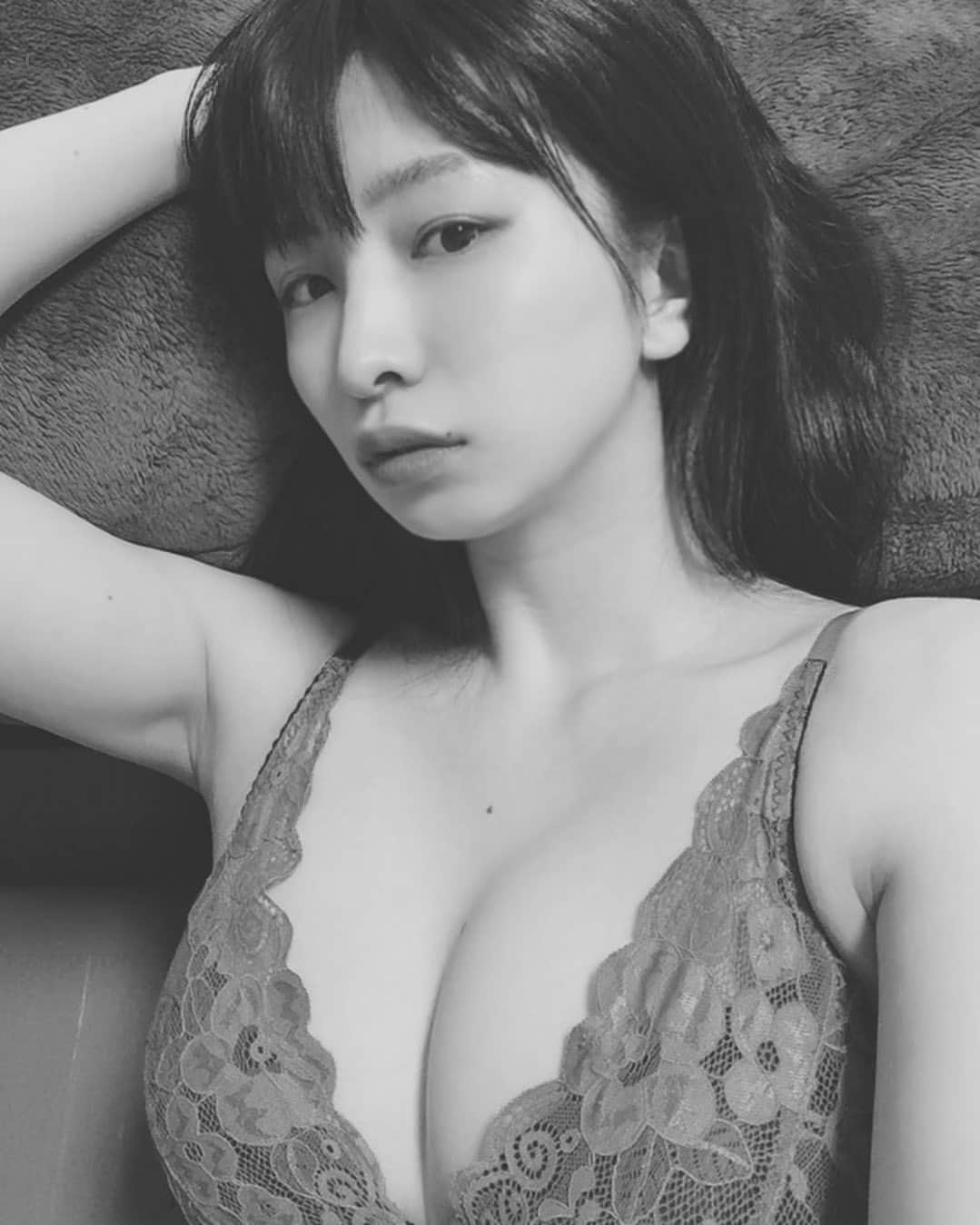 中岡龍子のインスタグラム：「5/21 無事に30歳を迎えることができました。 三十路です笑  たくさんのお祝いのお言葉を頂けて本当に嬉しい限りです。 ありがとうございます！  魅力・色気がある女性になりたいとは思っていますが、 何よりも優しさ溢れる女性になれるように頑張りたいと思います。  今年は前々からお祝いしようと言ってくれていた地元の友人と過ごし 懐かしみや安心できる心地良さと共に 新たに歳を重ねた瞬間を見られながら 楽しく幸せに30歳を迎えられました笑  他にも「そうだ！」と思い立ったとある場所へ……👣❤︎ (それはまた追々投稿します！)  ┈┈┈┈┈┈┈┈  打って変わってですが、  ↓ここからは私の今の思いを話したいと思っています (⚠︎とても長いので読んでも読まなくても大丈夫です🤲)  30という一区切りの数字 20代ではなく30代を歩き出して 進むのに振り返ること いろんなことが感慨深く 考えが足りていないと思うことばかりです。  年齢に縛られていることはありませんが、 正直何も考えずにただ夢のために突っ走っていたので この区切りのタイミングで ちゃんと向き合わなきゃいけないことが多く、 今すぐ出せる答えではないのでゆっくりとではありますが 誕生日を迎える前から人生について考え事ばかりしていました。  というのも、 高校の卒業式の日の夜行バスで東京に上京してから 心配する両親にも「30までは何も言わず頑張らせてほしい」と伝え 自分の中でも30歳を一区切りに突っ走ると決めていたからです。  「30より前に辞めるかもしれないし 30を超えても突っ走るかもしれない 自分が思うままにやってみたい」と、 30はただの区切りとして見ていただけで それも両親にも伝え自分でも決めていたことでした。  ただ、その区切りがやってきた今、立ち止まって振り返ったとき 本当に今までは夢以外何も考えずに自分のやりたいと 思ったことだけを最優先して突っ走ってきたんだと実感します。 見向きもしなかったことや捨ててきたものや時間も多いです。  もちろんそれに対しての後悔は一切ありません！！  が、自分で決めた区切りと、自分自身と、 向き合うことがこんなにも大変だとは知りませんでした。 それだけは自分に対して「いい歳して」と思うところはあります。  でも、向き合ってこなかったからこそ 素直に思い悩んでいる「今」と「これからの自分自身」のことを 大切にしたいとも思いました。  考えて向き合うのが初めてなので 正直この先どうしていくか分かりません。 分からない時点で伝えることはどうなのかなと思いましたが 嘘をついたり誤魔化したり突然決めて困惑させてしまうことは嫌で、 応援してくださる方々への心からの感謝があるからこそ 素直に先に皆様にお伝えしておきたいなと思って話しました。 こんな私ですみません。  ┈┈┈┈ ちなみに今どのくらいの方々が 知ってくださっているか分かりませんが改めて言うと 私がずっとやりたかった夢は表立って自分を出す仕事ではなく 作詞など言葉や音の表現だけを出して自分自身は裏側に回ることです (※コンテストの時や他のインタビューでも話しています)  表立ったことをしている理由はいろいろあるので省略しますが 間違いなく大切なご縁でのことで やりたくなかったなどは一切ないことだけはっきり伝えておきます！ ┈┈┈┈  先ほども伝えたようにすぐに答えが出るわけではなく "ようやくこれから考え始める"ので、 突っ走っていた分も込みで 今はゆっくり歩きながら休憩している状態ですが Twitterやインスタはちょくちょく更新します！  思い悩みながらもとっても幸せに迎えられた30歳は 考えることはしっかり考え、 日々は楽しく健康に過ごせたらなと思っています。  改めて  私を知ってくださっている 見守ってくださっている そして支えてくださっている そんなすべての方々に感謝しています  いつも本当にありがとうございます  たくさんの愛を込めて  龍子」