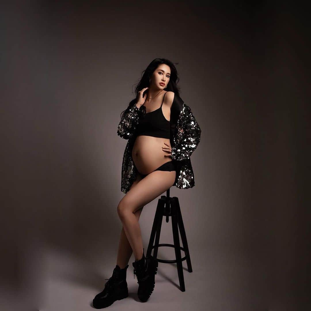 坂本マリアのインスタグラム：「maternity photo 🖤  #マタニティフォト　#マタニティ　#matarnity #妊婦　#34週 #第二子妊娠中 #第二子　#撮影　#メイク　#メイクアップ」