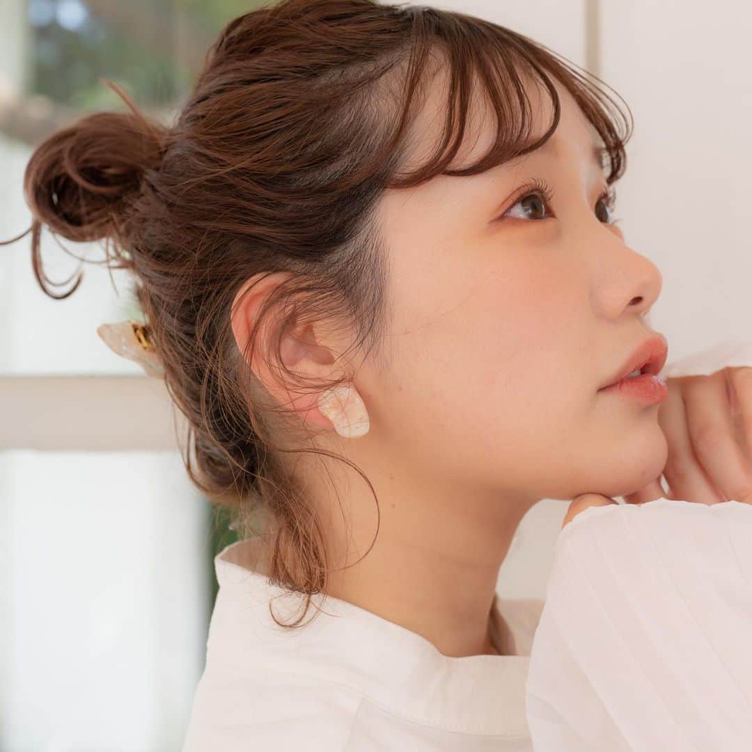 waco⭐️CHACOのインスタグラム：「🌈きりまるちゃんx CHACO🌈  原石風お花ピアス＆イヤリング 2色 (ピンク・イエロー ) ¥2860(税込) 　(￥2600 税抜)  ジュワッとお花が溶けるような雰囲気を出した原石風ピアス&イヤリング。 ペア販売となります。 イヤリングはネジバネ式で、ゴムカバーがついています。 金属アレルギー対応として樹脂コーティング剤が塗られた金具もお選びいただけます。  樹脂の中に入っているお花 ピンク　：ピンクイモーテル イエロー：ミモザ  サイズ：縦約2.2cm、幅約1.4cm 素材：樹脂、真鍮    ＿＿＿＿＿＿＿＿＿＿＿＿＿＿  販売期間 5月26日(金)20:00 〜 6月2日(金) 23:59 販売場所 CHACO ONLINE SHOP お届け 7月下旬予定  ＿＿＿＿＿＿＿＿＿＿＿＿＿＿ ㅤㅤㅤㅤㅤㅤㅤㅤㅤㅤㅤㅤㅤ 購入特典 ①先着200名様にステッカー1枚プレゼント ②1件のご注文につきメッセージポストカード1枚プレゼント (ポストカードのデザインは3種類。デザインはお選びいただけません。ランダムでおつけいたします。)  ＿＿＿＿＿＿＿＿＿＿＿＿＿＿  コラボ商品 ●ころころお花リング ¥1980(税込) 3色 ●ゆらゆらお花アス&イヤリング ¥3520(税込) 3色 ●クリアお花ミニコーム　¥3520(税込) 　2色 ●お花ミニクリップ2個セット ¥1760(税込) 2色 ●原石風お花ピアス＆イヤリング ¥2860(税込) 2色 ●もこもこお花クリップ ¥3630円　(税込) 2色  ＿＿＿＿＿＿＿＿＿＿＿＿＿＿  Model @kirimaruuu  Camera @eiko_chaco  Hairmake @michikononaka  Stylist @chikasugimo__  Directions @wacochaco  ＿＿＿＿＿＿＿＿＿＿＿＿＿＿  ・ブラウス @sahara_japon ・スカート @enas.wd  ＿＿＿＿＿＿＿＿＿＿＿＿＿＿」