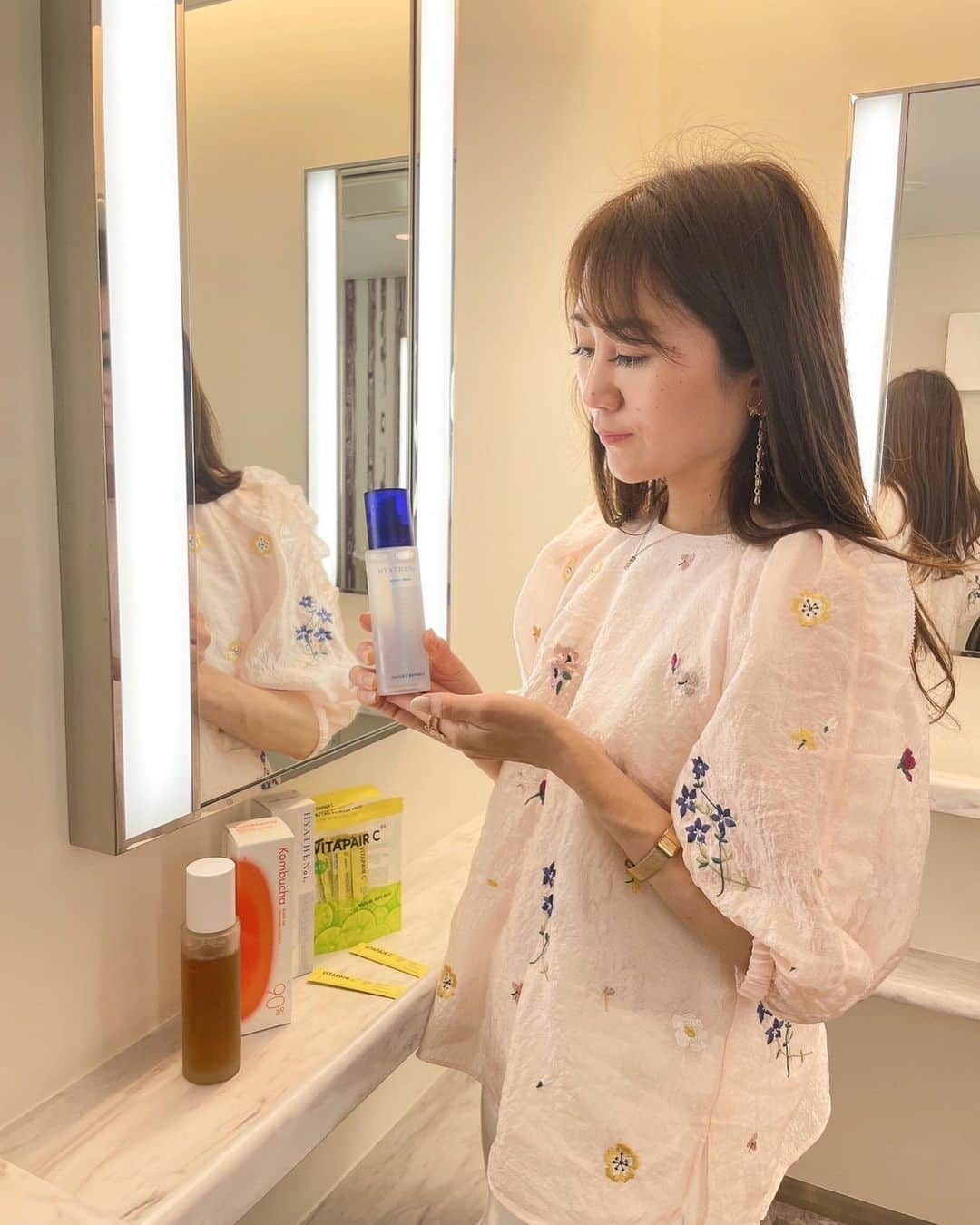 Miku Hirata 平田未来さんのインスタグラム写真 - (Miku Hirata 平田未来Instagram)「先日、#プロモの虎 のYouTube収録に参加させていただきました！  豪華メンバーの「虎」(コスメを鋭くジャッジする方々)の方たちと 今回は、ネイチャーリパブリックの コスメをジャッジさせていただきました‼️  前々から知っているコスメブランドですが こんなに間近でお話を聞けたのはもちろん初めて✨  私がお勧めしたい商品はこちら🩷  🩵発酵ブラックティー90%エッセンス https://www.qoo10.jp/g/1028565221  なぜ、ブラックティー？ こんぶ茶？と思いつつ 手に取ると、テクスチャーがしっとりとしていて、香りもいい✨  実際使ってみると、 お風呂上がりなども気持ちいいです♡  🩵ヒアテノールハイドラトナー https://www.qoo10.jp/g/999496120  トナーはあまりいらないかな？ 使い方がよくわからないな という方も多いのでは！  私もその1人でしたが、 使い方を知ることですごく親近感が湧きました✨  手持ちの美容液などを使う前、 「今日は浸透させたい」というときには もってこいの一品✨  私も早速、強めの美容液と併用してみました🧡  🩵ビタペア C エンザイムパウダーウォッシュ 5月23日新発売✨  ヒョクさんが、ネイリパのPRとして プレゼンされてて、 この商品の魅力が直で伝わってきたもの！  泡立て途中に、色が変わるというマジックのような泡も印象的🫧🫧  使い続けることで トーンアップや美肌が叶えられるのなら… と思って使ってみています✨  虎や、インフルエンサーのみなさまの ご意見も聞けて 素敵なひと時でした！  #PR #Qoo10 #ネイチャーリパブリック  #ヒョク  #韓国コスメ #ネイリパ #naturerepublic #ビタペアC #スキンケア #クレンジングパウダー #洗顔パウダー　#酵素パウダー #新作韓国コスメ」5月24日 19時19分 - miku.hirata