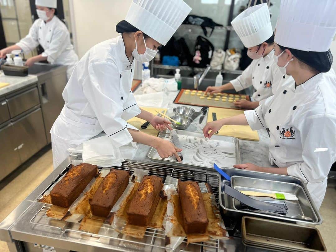 東京ベルエポック製菓調理専門学校さんのインスタグラム写真 - (東京ベルエポック製菓調理専門学校Instagram)「🍰今日の製菓🍰  今日のパティシエ科1年1組は #オレンジパウンドケーキ と #ディアマンクッキー を作りました🤤  パティシエ実践科2年生では #マンゴープリン と #バニラアイス の皿盛りを作りました😋  次回の２段デコレーションケーキの為に バタークリームを使いナッペの練習もしましたね！ 絞りも複雑でみんな苦戦してました😂 来週頑張りましょうね💪✨  授業の合間には学校見学の 高校生さんも来てくれました！ 実際の授業風景も見て頂き 学生が学校紹介をしてくれました😊‪‪‪👍🏻 ̖́-‬  #東京ベルエポック製菓調理専門学校 #パティシエ #パティシエ科 #実習 #洋菓子 #製菓 #お菓子 #授業 #パティシエの卵 #パティシエカメラ部 #実習授業 #専門学校 #専門学生 #製菓専門学校  #お菓子作り好きな人と繋がりたい #東京 #江戸川区 #西葛西」5月24日 19時19分 - belleseika