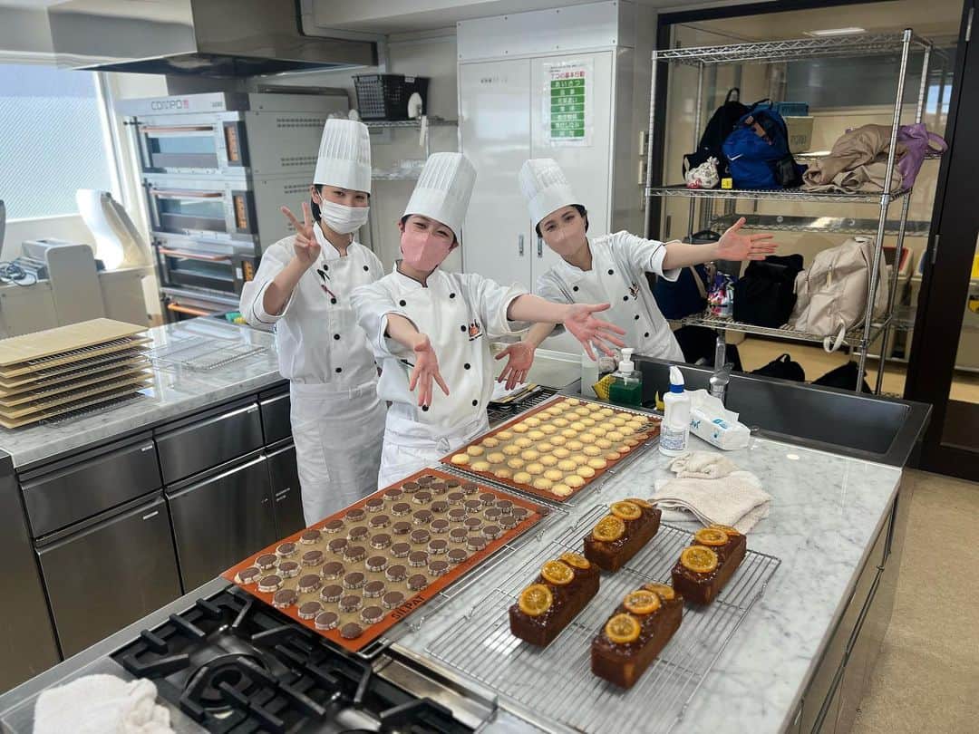 東京ベルエポック製菓調理専門学校さんのインスタグラム写真 - (東京ベルエポック製菓調理専門学校Instagram)「🍰今日の製菓🍰  今日のパティシエ科1年1組は #オレンジパウンドケーキ と #ディアマンクッキー を作りました🤤  パティシエ実践科2年生では #マンゴープリン と #バニラアイス の皿盛りを作りました😋  次回の２段デコレーションケーキの為に バタークリームを使いナッペの練習もしましたね！ 絞りも複雑でみんな苦戦してました😂 来週頑張りましょうね💪✨  授業の合間には学校見学の 高校生さんも来てくれました！ 実際の授業風景も見て頂き 学生が学校紹介をしてくれました😊‪‪‪👍🏻 ̖́-‬  #東京ベルエポック製菓調理専門学校 #パティシエ #パティシエ科 #実習 #洋菓子 #製菓 #お菓子 #授業 #パティシエの卵 #パティシエカメラ部 #実習授業 #専門学校 #専門学生 #製菓専門学校  #お菓子作り好きな人と繋がりたい #東京 #江戸川区 #西葛西」5月24日 19時19分 - belleseika
