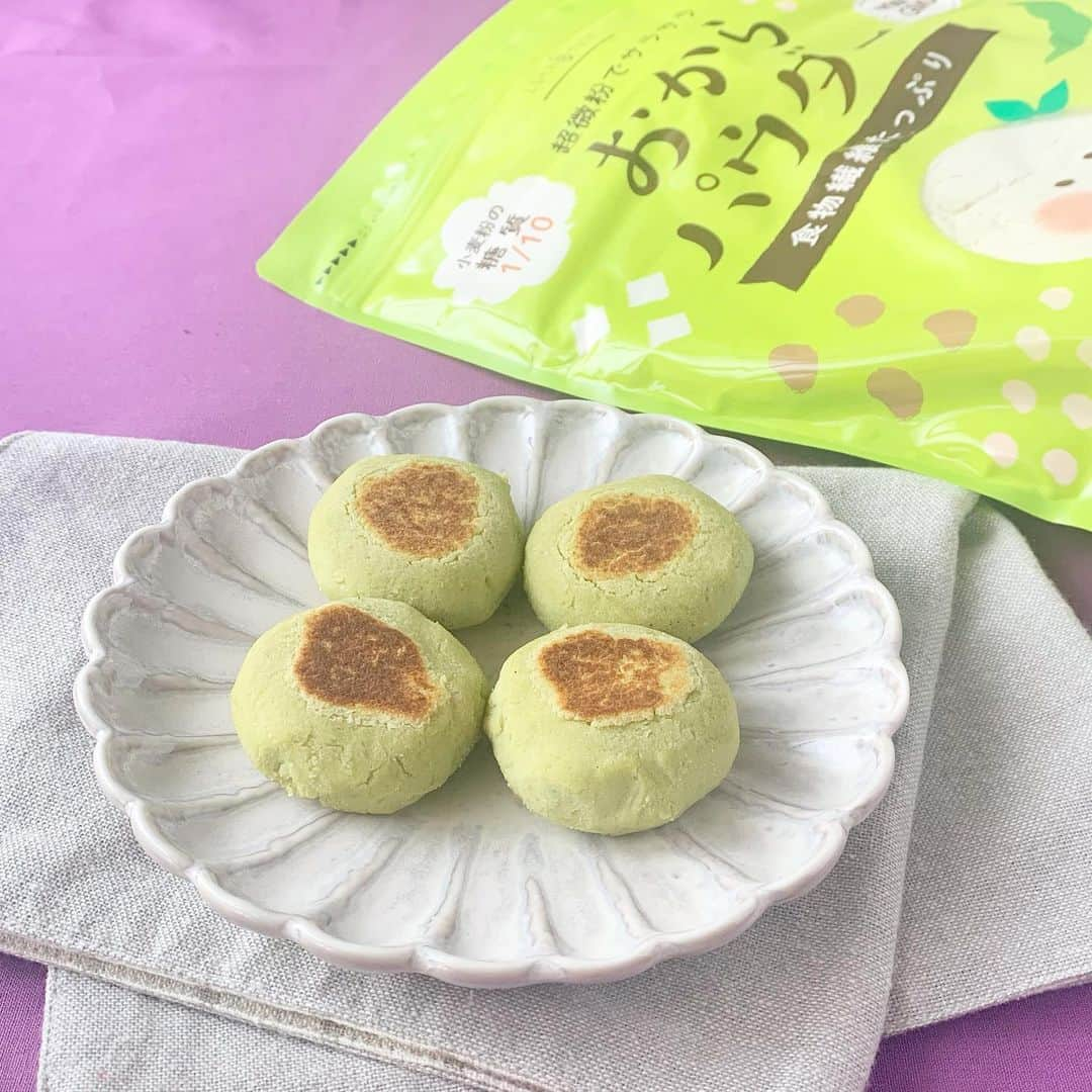 金子あきこのインスタグラム：「#おからの桑茶入りおやき おからをベースにしたチーズ味のおやき。 お腹にしっかりたまり、満足感あり✨  おから は#LOHAStyle さんのものを使用 キメの細かいパウダーで使いやすい✨✨  ＠lohastyle_locabo_keto  #ロハスタイル#おやき#おやつ#軽食#低糖質#グルテンフリー#ダイエット#綺麗#おならパウダー#美BODY#腸活#お通じ#美肌#食#暮らし#食習慣#管理栄養士#料理家」