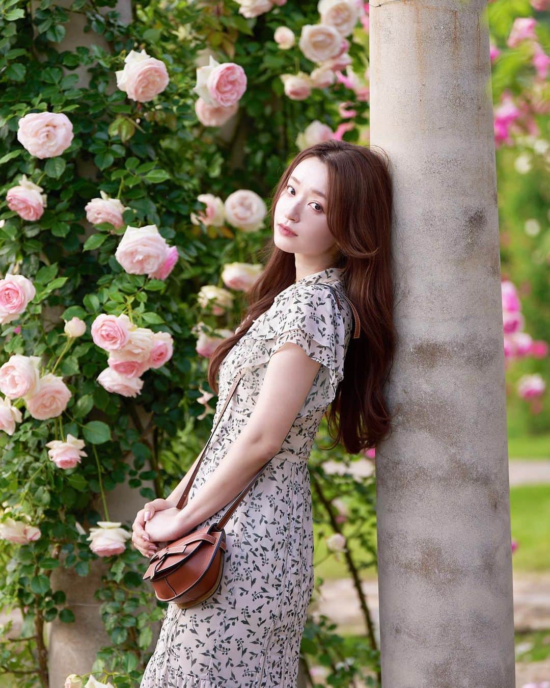 早川実季さんのインスタグラム写真 - (早川実季Instagram)「大好きなローズガーデンへ🕊️🥀 この時期の薔薇は本当に綺麗で、いい香りで気持ちよくて幸せ♡  #herlipto #ローズガーデン #薔薇園  #バラ #hlt5th」5月24日 19時11分 - hayakawa_miki