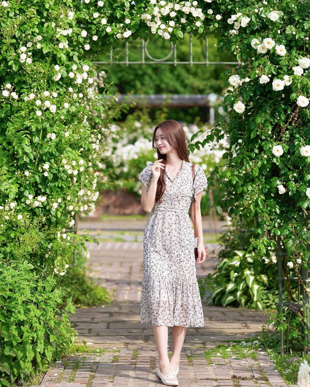 早川実季さんのインスタグラム写真 - (早川実季Instagram)「大好きなローズガーデンへ🕊️🥀 この時期の薔薇は本当に綺麗で、いい香りで気持ちよくて幸せ♡  #herlipto #ローズガーデン #薔薇園  #バラ #hlt5th」5月24日 19時11分 - hayakawa_miki