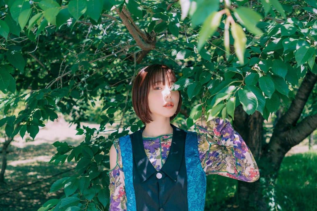 神成藍子さんのインスタグラム写真 - (神成藍子Instagram)「新緑🌱𓂃 𓈒𓏸  衣装は自作です🪡  #ポートレート #portrait #自然」5月24日 19時13分 - kanna_nijimura