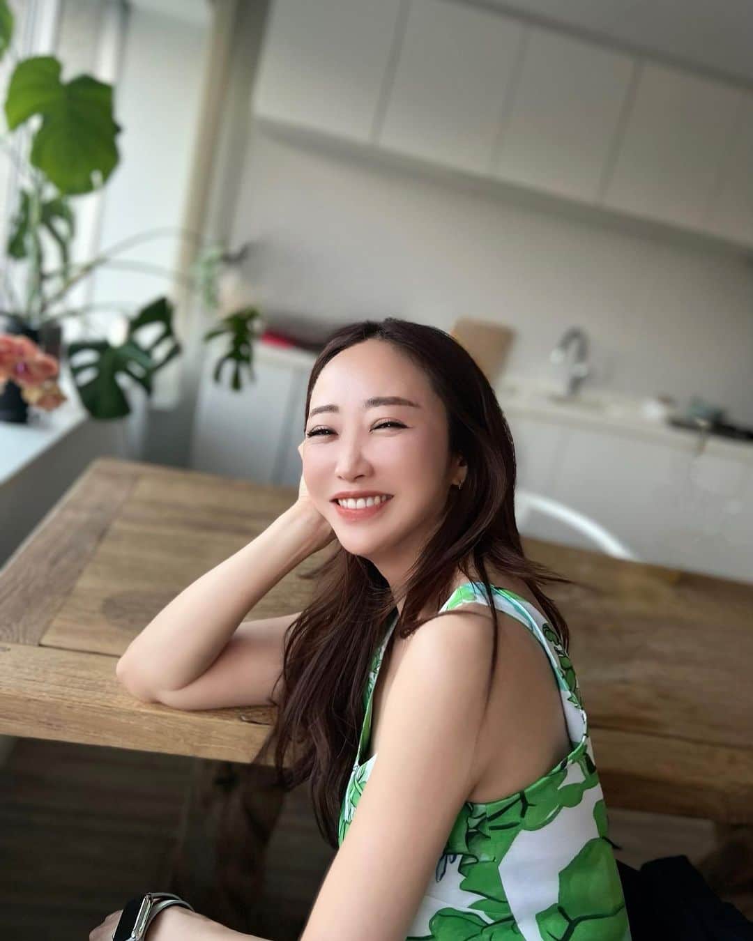 神崎恵のインスタグラム：「・ ・ 今日も一日お疲れさまでした！ 西陽時間。 三男とキッチンの窓際に椅子を並べ外をを眺めながら、お菓子なんかをちょっとだけつまみながら１日あったことの話の交換が日課です。 長男、次男がふたりともまだまだ幼かったあの頃は、西陽がさし始めるとなんだか泣きたくなったものだなぁと思い出します。 こんなに大変な日がいつまで続くの？としんどく思う日もあったけど、今思えば、なんて愛おしい時間だったのだろうと感じます。 最中にはなかなかそんなふうには思えないもので、 今だって、突然小さな２人と対面したら、きっとあわあわカリカリすると思うんです。 でも、時間はたっていくし、たっていってしまうのだなぁと。  さて、今から夜ごはん。 １日終わるのはやい💦」