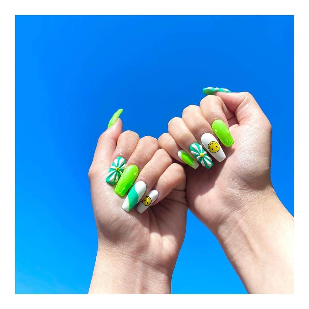 りせりさんのインスタグラム写真 - (りせりInstagram)「💚🌼 New Nail 🌼💚 ⁡ ⁡ 暖かくなってきたから夏っぽいネイルにしてみた💅  めっちゃ可愛すぎるから空ととってみた☁️🫧 みたら元気になれるネイル🥹 ⁡ @totalbeauty_esilarante さんでいつもしてますー！！！ めっちゃ早くて上手やから16歳の時からもう4年間も通ってます😂👏🏻 ⁡ いつも楽しいお話と超可愛いネイルありがとうございます💗🌟 ⁡ ⁡ ⁡ #ネイル #可愛い #お洒落 @rsr_0717  #ネイル #可愛い #お洒落 #にこちゃん #お花ネイル #お花 #ロングネイル #ギャルネイル #派手ネイル #ネイルデザイン #スクエアネイル #おすすめ #大阪 #ネイルサロン #nails #new #flower #long #nico #gal #design #osaka #nailsalon #instagram #instagood」5月24日 19時15分 - rsr_0717