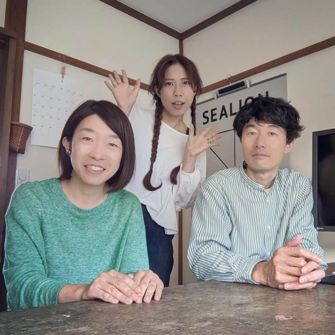 のインスタグラム：「イラストレーター&デザイナー・オグロエリさんの新しいアトリエにお邪魔して、こんのひよせ・2nd Singleのジャケの打ち合わせ。こんなところに住みたいという、とてものどかで素敵な環境。あ、僕は1年ぶりにまたパーマかけました〜。  @oguroeri  @hiyosekonno」