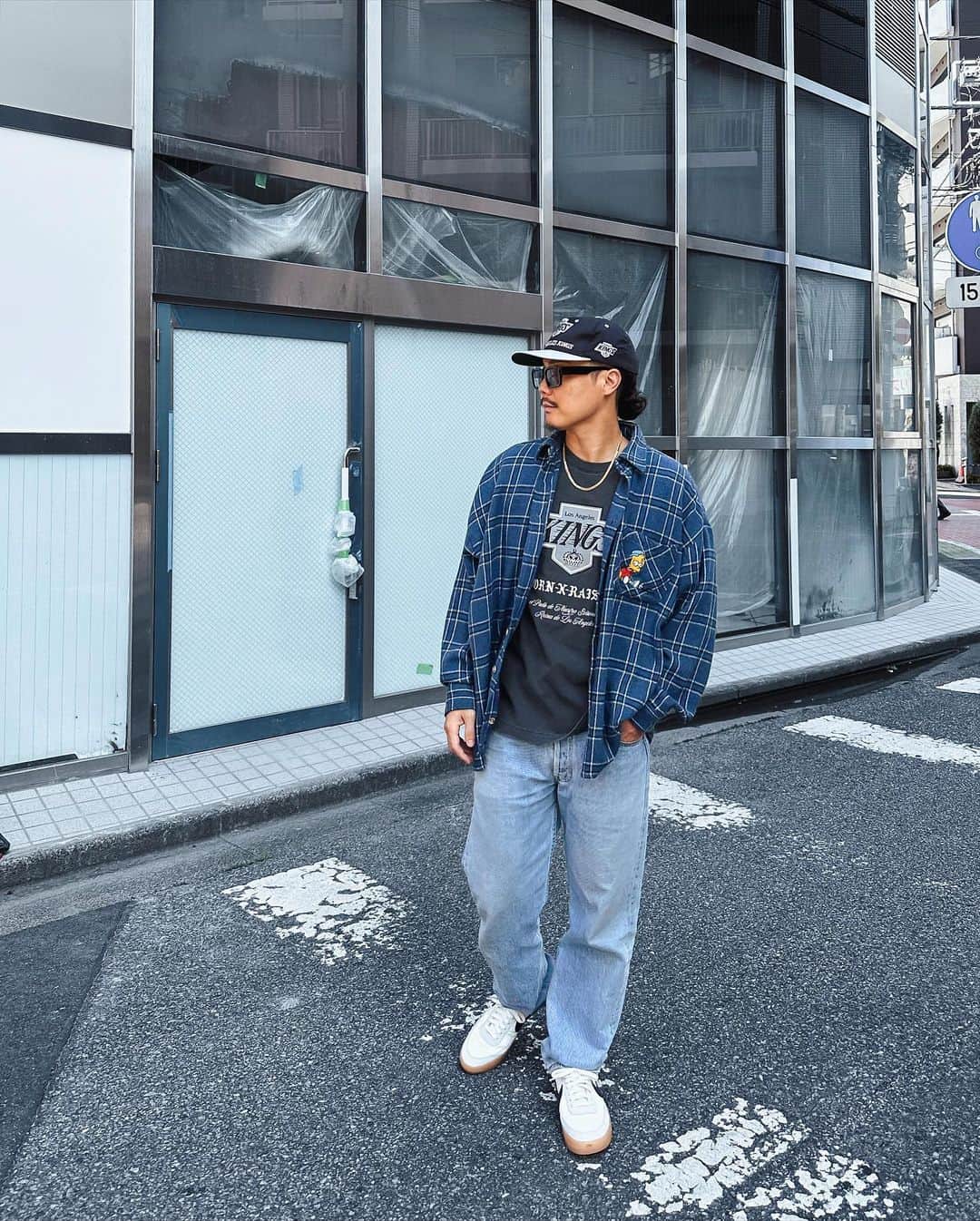 KANJIのインスタグラム：「LAキングス🏒  90年代のゴリゴリのラッパー達が着てたチームが好き🫶  ーーーーーーーーーーーーーーーーー tops @bornxraised  eyewear  @flex_japan  pants #リーバイス501  kicks  NIKE kill shot2  #ストリートファッション #ストリートコーデ #ストリート系男子 #ストリート系 #ストリート系ファッション #ストリート男子 #ストリート系コーデ #streetfashion #streetfashionmen   #スニーカーコーデ #スニーカー男子 #snkrskickcheck #snkrskickcheckjp #japanesestreetfashion #サングラス男子  #カジュアルストリート #カジュアルコーデ #海外ファッション #y2kファッション　#tシャツコーデ」