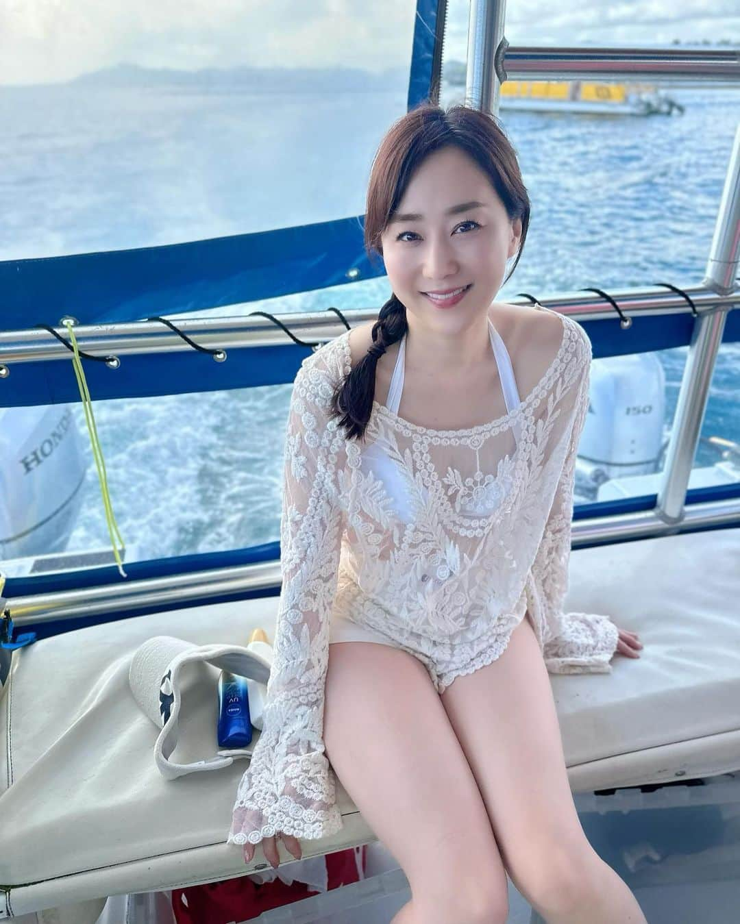 村上麻衣さんのインスタグラム写真 - (村上麻衣Instagram)「「天国の海」には船で向かいました🚢  2.3枚目のスパムおにぎり🍙、しょっぱくて美味しかった〜🤤 船で食べるものってなんであんな美味しいのかな🩷  青いところが深い海で、 エメラルドグリーンのところがずーっと続く浅瀬なの🏝️  酔い止めは漁師さんおすすめの「アネロン」 一日中効くから安心。  まだ続きます。  #天国の海 #ハワイ #ハワイ旅行 #ハワイ旅 #hawaii #wikiki #oahu #オアフ島 #海外旅行#海 #sea #beautiful #自然」5月24日 19時18分 - maimaisue