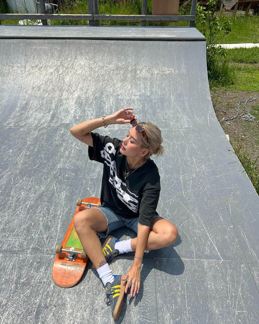 Satomi Biancaのインスタグラム：「🖤🛹💔🩹 　　　　  この間の👾 🛹久しぶり過ぎて怖かったなー🫠  板掴み損ねて爪のジェル割れた😇💔 　　　 Tシャツは @genzai_official 🖤🖤 　　 thank you!!    #genzai #pr #🖤」