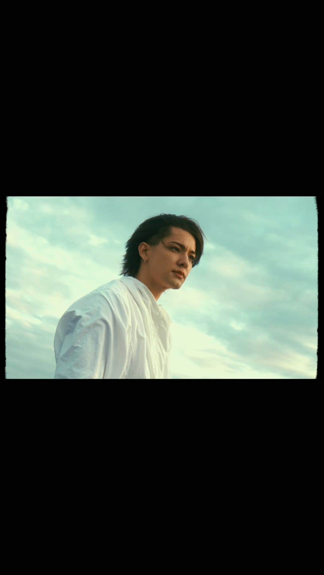 Kauanのインスタグラム：「KAUAN OKAMOTO - The First [OFFICIAL MUSIC VIDEO]  . お母さん27年前に産んでくれてありがとう。 そして今日は生まれ直した日。 もう自分に嘘はつきたくない。 やっと素直に歌えた。 愛が全てだ。 . #プロフィールからどうぞ #THEFIRST  #KAUANOKAMOTO #カウアンオカモト」