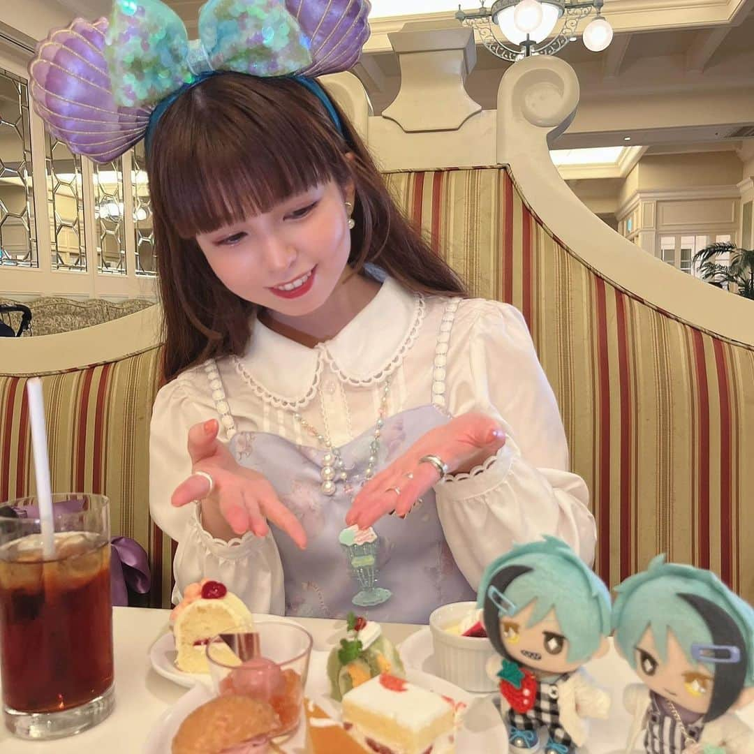 春奈るなさんのインスタグラム写真 - (春奈るなInstagram)「ご飯とスイーツを食べにシャーウッドガーデンに行ってきたよ🥳💖💖💖  TDR40周年のバナーも可愛かった💖  そしてずっと欲しかったカチューシャをゲットしたよ☺️💖 モチーフも色味も最高に可愛すぎるーーっ🥹🐚  #シャーウッドガーデンレストラン  #dreamgoround」5月24日 19時25分 - lunaharuna_official