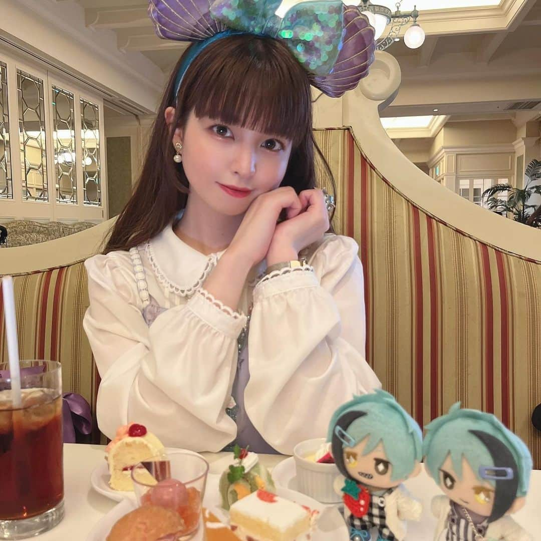 春奈るなさんのインスタグラム写真 - (春奈るなInstagram)「ご飯とスイーツを食べにシャーウッドガーデンに行ってきたよ🥳💖💖💖  TDR40周年のバナーも可愛かった💖  そしてずっと欲しかったカチューシャをゲットしたよ☺️💖 モチーフも色味も最高に可愛すぎるーーっ🥹🐚  #シャーウッドガーデンレストラン  #dreamgoround」5月24日 19時25分 - lunaharuna_official