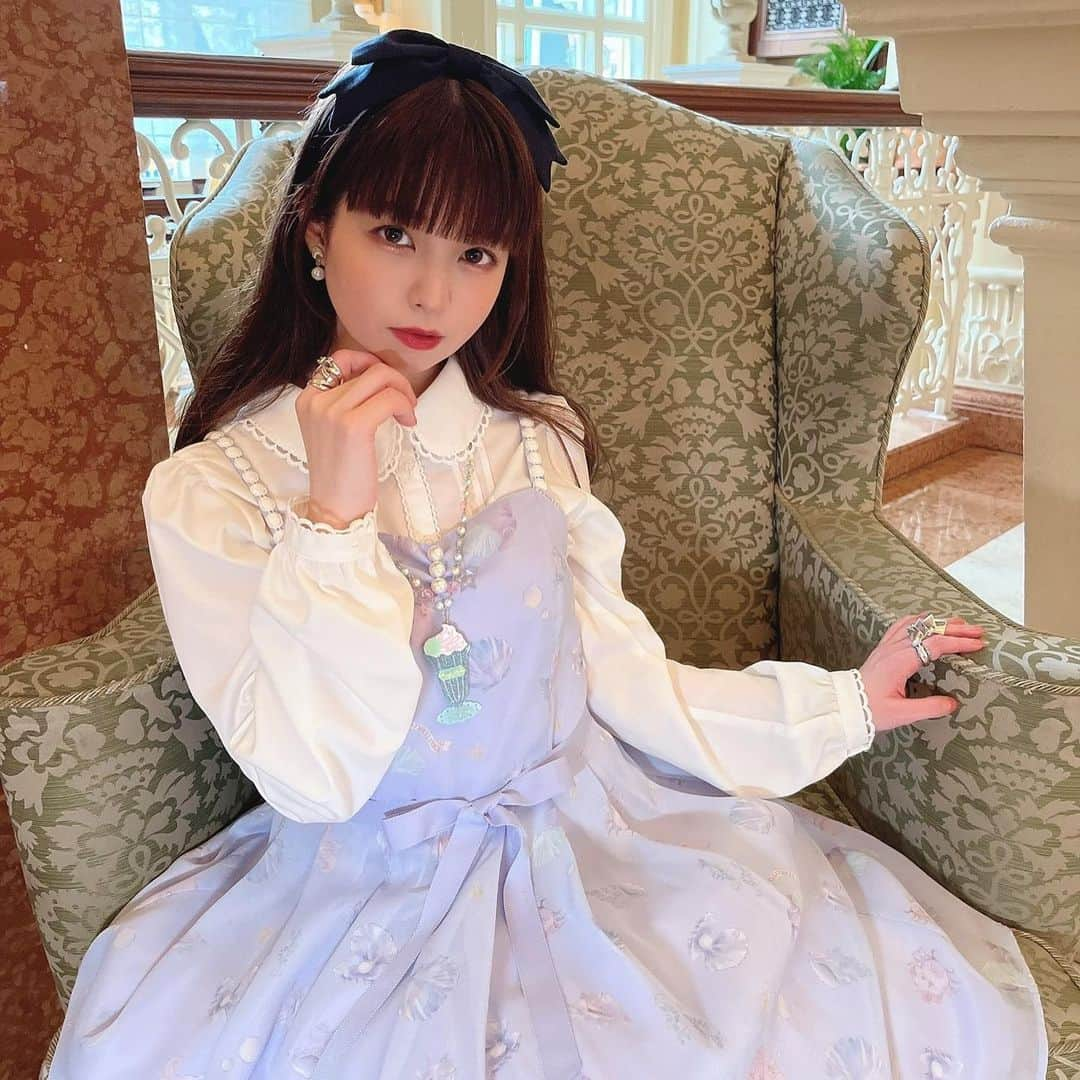 春奈るなさんのインスタグラム写真 - (春奈るなInstagram)「ご飯とスイーツを食べにシャーウッドガーデンに行ってきたよ🥳💖💖💖  TDR40周年のバナーも可愛かった💖  そしてずっと欲しかったカチューシャをゲットしたよ☺️💖 モチーフも色味も最高に可愛すぎるーーっ🥹🐚  #シャーウッドガーデンレストラン  #dreamgoround」5月24日 19時25分 - lunaharuna_official