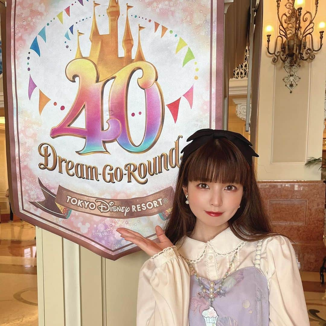 春奈るなさんのインスタグラム写真 - (春奈るなInstagram)「ご飯とスイーツを食べにシャーウッドガーデンに行ってきたよ🥳💖💖💖  TDR40周年のバナーも可愛かった💖  そしてずっと欲しかったカチューシャをゲットしたよ☺️💖 モチーフも色味も最高に可愛すぎるーーっ🥹🐚  #シャーウッドガーデンレストラン  #dreamgoround」5月24日 19時25分 - lunaharuna_official