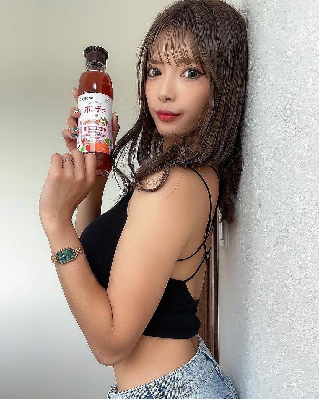 ちひろのインスタグラム：「.  ホンチョ🍓  以前にも投稿したホンチョ！  肥満気味の方など、、、 内臓脂肪を減らすのを助ける酢酸の働✨  韓国で売れている美味しく飲めるお酢😋  あたしは炭酸水割が好き！ とにかく炭酸水すきー😘  他に色んな飲み方は #ホンチョ習慣 で検索🔍⸒⸒  #PR #プロモーション #ホンチョ　#ホンチョ習慣　#ビネガードリンク　#飲む果実酢  #ファッション  #コーデ  #ファッションコーデ  #おうちコーデ  #ootd #メイク  #オシャレ  #おしゃれさんと繋がりたい  #オシャレさんと繋がりたい  #巻き髪   →@ofood_jp」