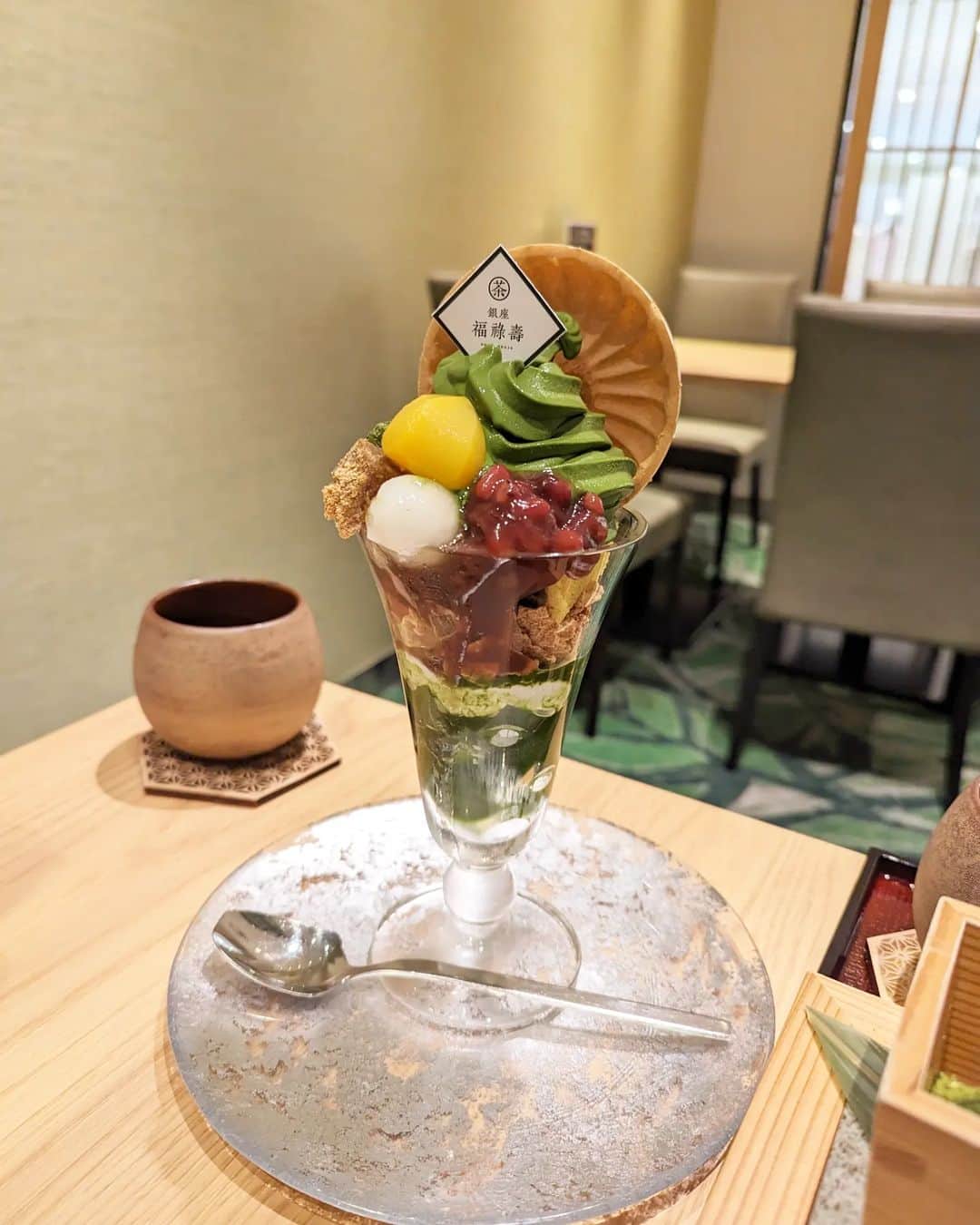 三宅裕子のインスタグラム：「母の日レポ♡🐰  今年は @ginzafukurokuju ⁡ ⁡#福禄寿 のスイーツを⁡ ⁡ごちそうしてくれました🎶 1枚目は娘が食べたパフェ🍨 私はわらび餅セット。 とっても美味しかった♡ わらび餅ドリンクも最高でした。 パフェも濃厚な抹茶で⁡ ⁡最高だったようです❣️ (語彙力なし…🥺) ⁡ ⁡ あとは手作りクッキーも。 娘の手作りクッキーは⁡ ⁡本当においしくて大好き✨ そしてカードの代わりに⁡ ⁡謎の自分のドアップの写真に⁡ ⁡走り書きで ママありがと  っていう画像をつくって? 送ってくれました♡ ありがとう❣️  💐 可愛いお花はなんと妹から✨ 本当驚いて間違えてないか⁡ ⁡連絡したくらい笑 生花はパワーもらえるね♡ 妹もママなのに  お姉ちゃん⁡ ⁡いつもお仕事、家事、育児お疲れ様❣️ ってくれたの🥲♡感動。 今回も妹は🇨🇦から日本に お仕事で来ていて全国飛び回っていて 間にフィリピン🇵🇭にも行って 講演して✏(カナダ🇨🇦留学の会社) 尊敬だよ✨ 忙しい中、本当にありがとう！！  幸せ💞 日々に感謝です🐰⁡ ⁡  .*･ﾟ　.ﾟ･*.  #母の日 #ありがとう #いつもありがとう #中学生ママ #女の子ママ #family #感謝 #カナダ留学  #海外留学 #enjoycanada #おすすめ留学会社⁡ #カフェ好きな人と繋がりたい ⁡#銀座福禄寿  #パフェ活」