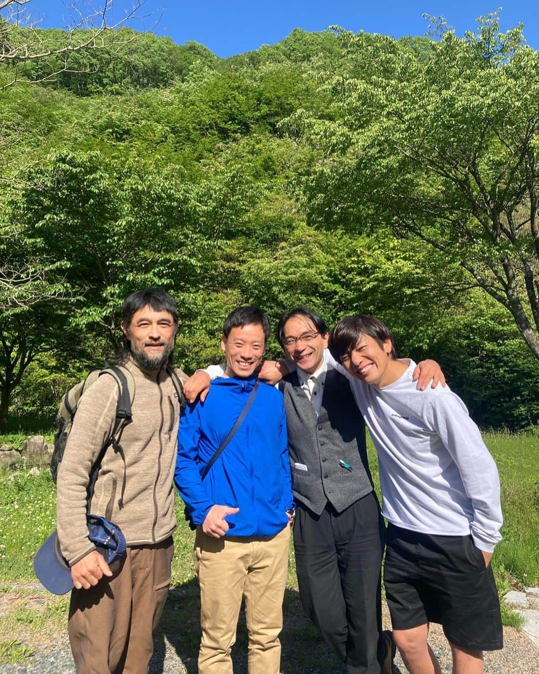 三宅洋平のインスタグラム：「新庄村にて前バクチャー社長杉山航太 大阪・泉大津市長の南出賢一くん 大塚尚幹さんと。  水系の浄化に爆熱を発揮する人々の集い。もとい、色んな多岐に渡る希望の未来を語り合いました。  短い滞在でしたが新庄村、清流と清らかな風の通る素敵な場所でした。  #自給する経済 #新庄村」