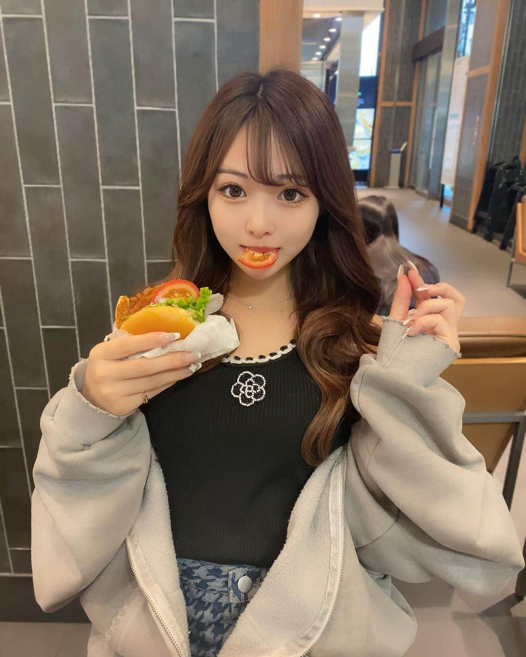 園田乃彩さんのインスタグラム写真 - (園田乃彩Instagram)「おいちかった😋 ⁡ どの写真が好き～？👶🏻🍔♡」5月24日 19時27分 - noaaa327_