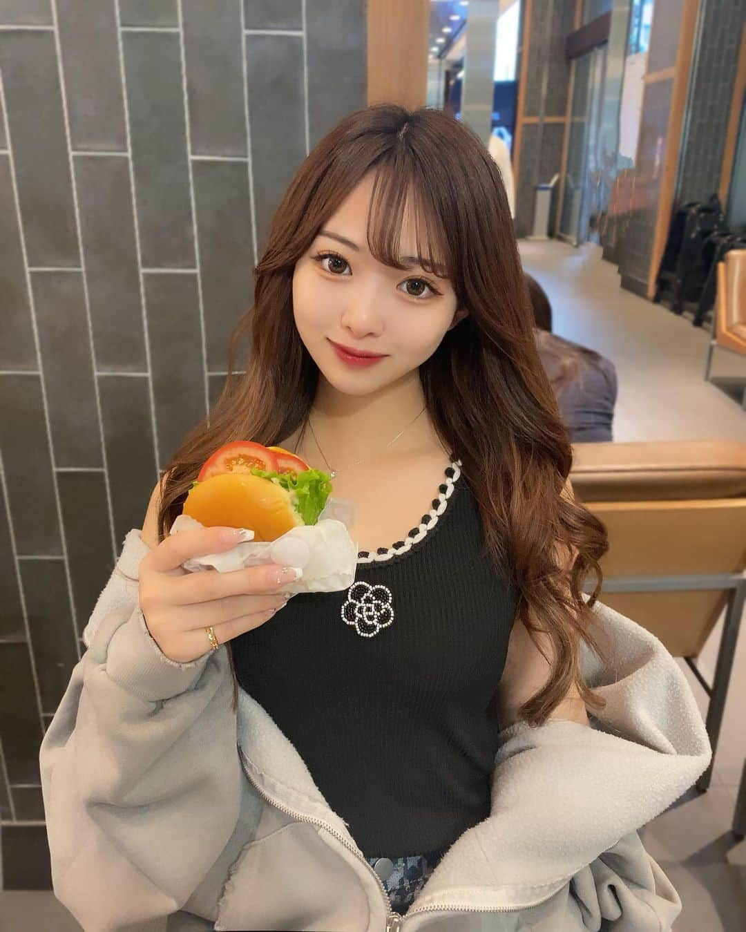 園田乃彩さんのインスタグラム写真 - (園田乃彩Instagram)「おいちかった😋 ⁡ どの写真が好き～？👶🏻🍔♡」5月24日 19時27分 - noaaa327_