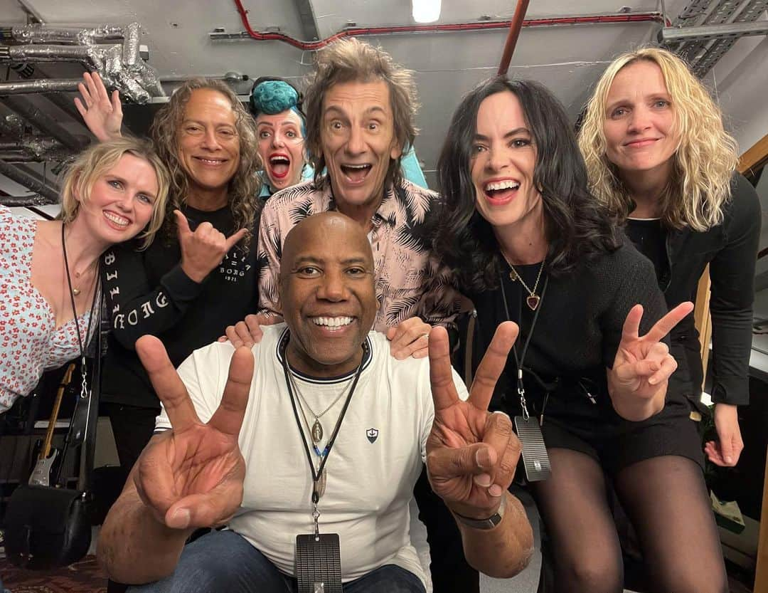 ロン・ウッドさんのインスタグラム写真 - (ロン・ウッドInstagram)「🤣😎More backstage hi-jinx! I had the best time playing with these amazing musicians in Jeff’s honour. Much love to everyone who was there ❤️🙏」5月24日 19時37分 - ronniewood