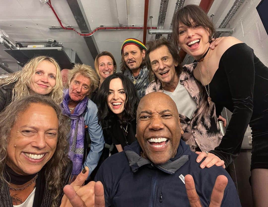 ロン・ウッドさんのインスタグラム写真 - (ロン・ウッドInstagram)「🤣😎More backstage hi-jinx! I had the best time playing with these amazing musicians in Jeff’s honour. Much love to everyone who was there ❤️🙏」5月24日 19時37分 - ronniewood