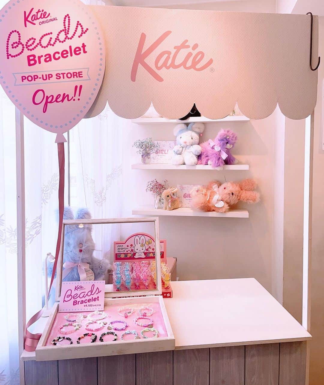 板橋よしえのインスタグラム：「. @lindamitsui さん ＆ @takiddle ちゃんに会いに @katie_tokyo の展示会へ🧸🩷  Katieがスタートしたばかりの頃に出会って、それから今までずっと、リンダさんとたきちゃんはかっこ良い大人の背中を見せ続けてくれている🥹✨ 26周年を迎えたKatieがデビュー当時から貫いてきたガーリッシュなコレクションたちはいつ見てもかわいいだけじゃない、とびきりなKatieの世界を貫いていて素敵🐰🍬🍭 リンダさん、タキちゃん🩷 また逢いに行くね🥰」