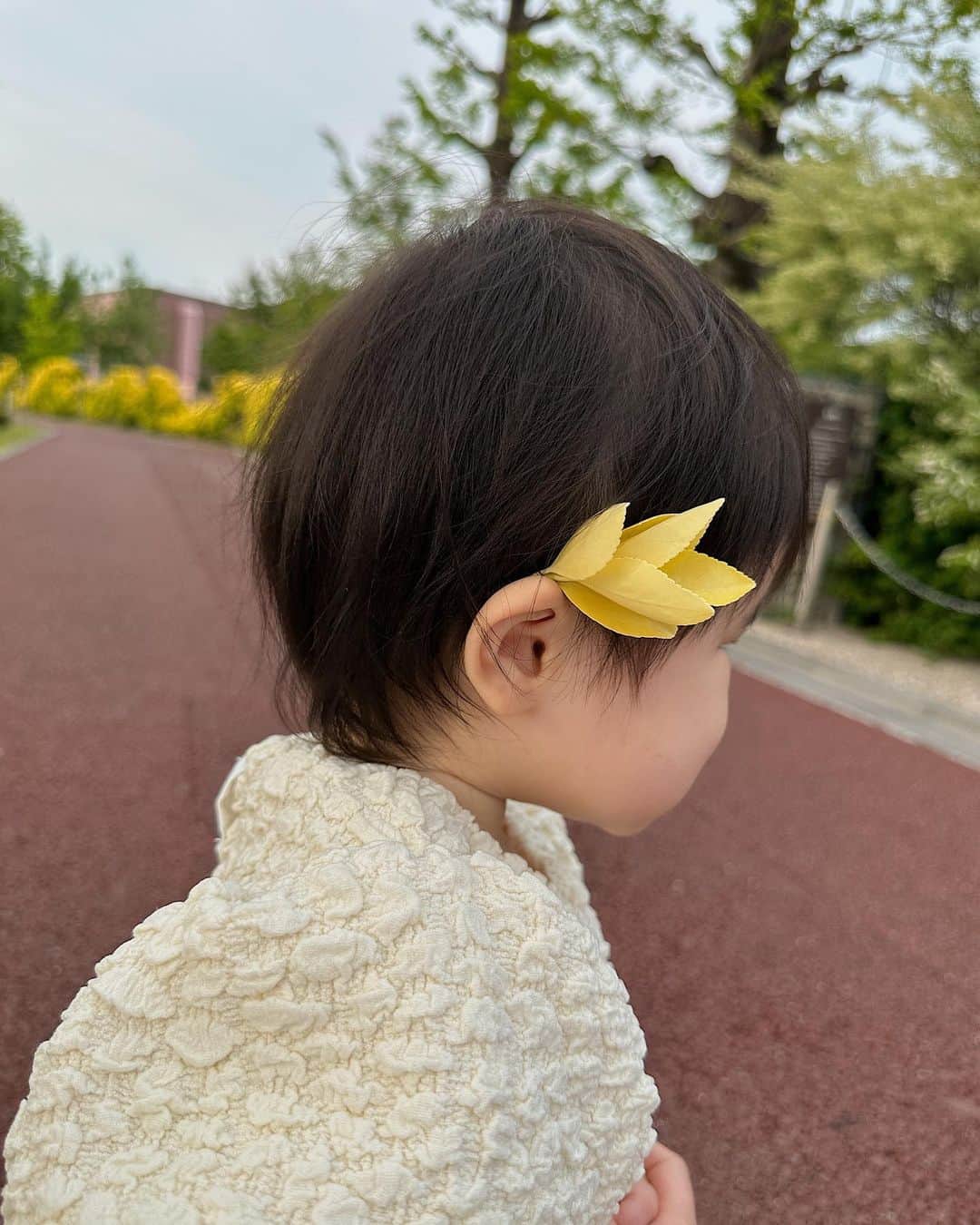 るっこさんのインスタグラム写真 - (るっこInstagram)「すいの最近のお気に入りポーズ✊🏻✊🏻 公園で見つけた綺麗な黄色い葉っぱ。 お耳の上に乗せてあげたら気に入ったみたいで、そのあとずっと自分で耳につけようとしたり、私やれんちゃんの耳に付けてくれようとしてた🥹❤️ たまらん可愛かった〜🥹🥹♡♡  #ruko_mama」5月24日 19時31分 - rukkoooy