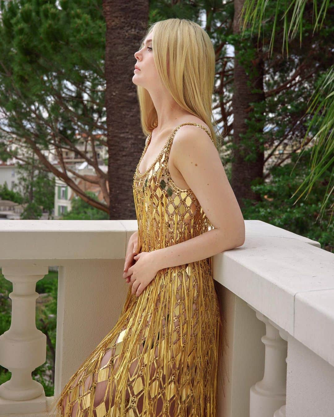 パコラバンヌさんのインスタグラム写真 - (パコラバンヌInstagram)「A golden spell. FAME Global Brand Ambassador @ellefanning stuns in an assemblage dress by @juliendossena for Paco Rabanne.  📸@andreiproko」5月24日 19時34分 - rabanne