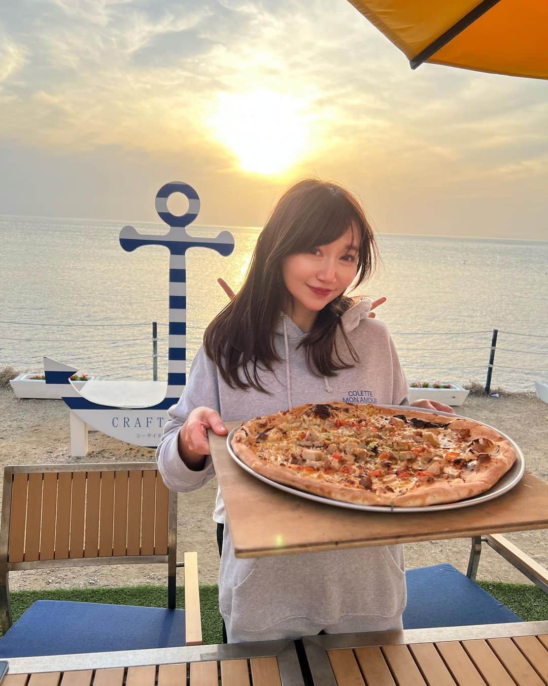 開高明日香さんのインスタグラム写真 - (開高明日香Instagram)「あれ⁉️ 更新出来ず下書きフォルダに入ってた😋 美味し楽しかった想い出🩷  2枚目、肩からなんか出てると思ったら、うしろに甥っ子くん隠れてるのね😆  んー。ピザ食べたくなってきた 🙄🍕」5月24日 19時35分 - asukakaiko