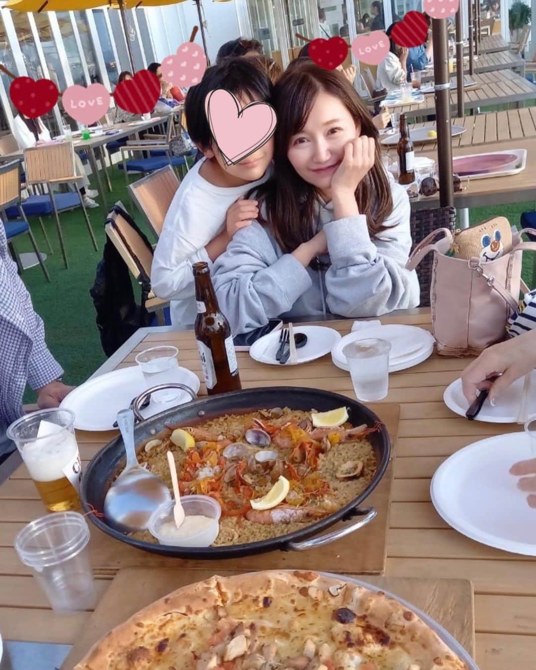 開高明日香さんのインスタグラム写真 - (開高明日香Instagram)「あれ⁉️ 更新出来ず下書きフォルダに入ってた😋 美味し楽しかった想い出🩷  2枚目、肩からなんか出てると思ったら、うしろに甥っ子くん隠れてるのね😆  んー。ピザ食べたくなってきた 🙄🍕」5月24日 19時35分 - asukakaiko