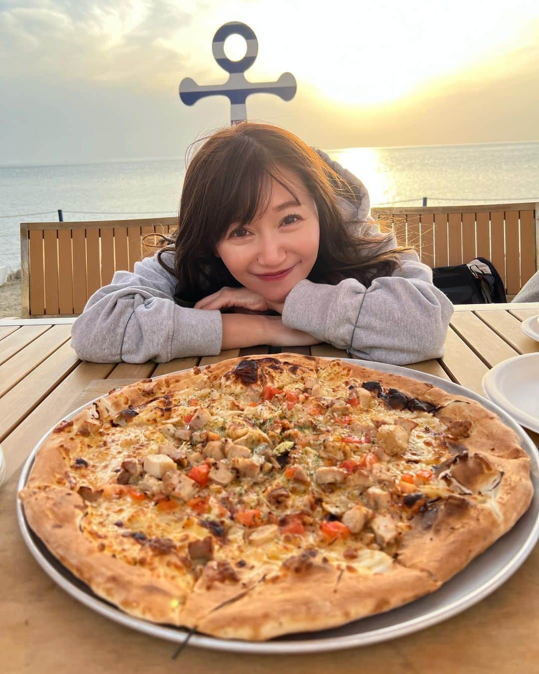 のインスタグラム：「あれ⁉️ 更新出来ず下書きフォルダに入ってた😋 美味し楽しかった想い出🩷  2枚目、肩からなんか出てると思ったら、うしろに甥っ子くん隠れてるのね😆  んー。ピザ食べたくなってきた 🙄🍕」