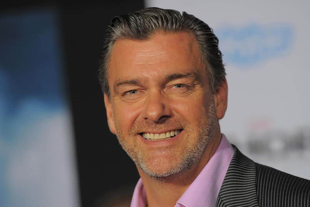 ザッカリー・リーヴァイのインスタグラム：「I was lucky enough to work with Ray Stevenson in the THOR films. He was one of the first people to really bring me into the fold and take me under his wing. He was always jovial. Always had such a lust and zest for life. He was so well read, and so willing to share the things he found interesting and amazing. His repertoire of bad dad jokes was immense. And he could drink most mortal men under the table. I was always thinking/hoping that our paths would cross again. That we’d find a fun project to do together, or I’d find a moment to visit him and his family in Spain. But now it seems I’ll have to wait until after this life comes to a close for our much anticipated reunion. May you travel effortlessly into the great beyond, old friend. Valhalla awaits you, and is made richer by your soul. 🙏」