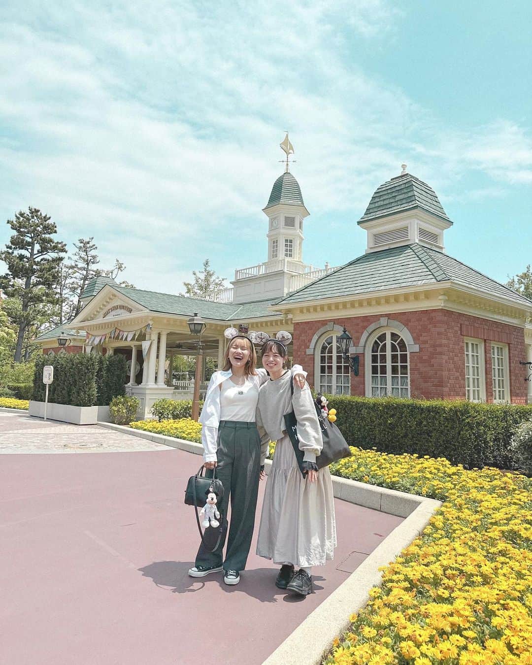かほこ。のインスタグラム：「ㅤㅤㅤㅤㅤㅤㅤㅤㅤㅤㅤㅤㅤ ㅤㅤㅤㅤㅤㅤㅤㅤㅤㅤㅤㅤㅤ モノトーンのカチューシャに合わせて 白黒グレーでまとめた日🤍🖤🩶 ㅤㅤㅤㅤㅤㅤㅤㅤㅤㅤㅤㅤㅤ ありさとのイン、 いつもパーク内でも楽しい楽しい言い合ってるけど 実は行く前の相談段階から もう楽しい！すでに楽しい！ってうるさいお互い🤣 ㅤㅤㅤㅤㅤㅤㅤㅤㅤㅤㅤㅤㅤ 早くまたインパしたいし、 パン屋巡りも一緒にしたいし、 時間が足りない😌💗 ㅤㅤㅤㅤㅤㅤㅤㅤㅤㅤㅤㅤㅤ #kaho_disney」