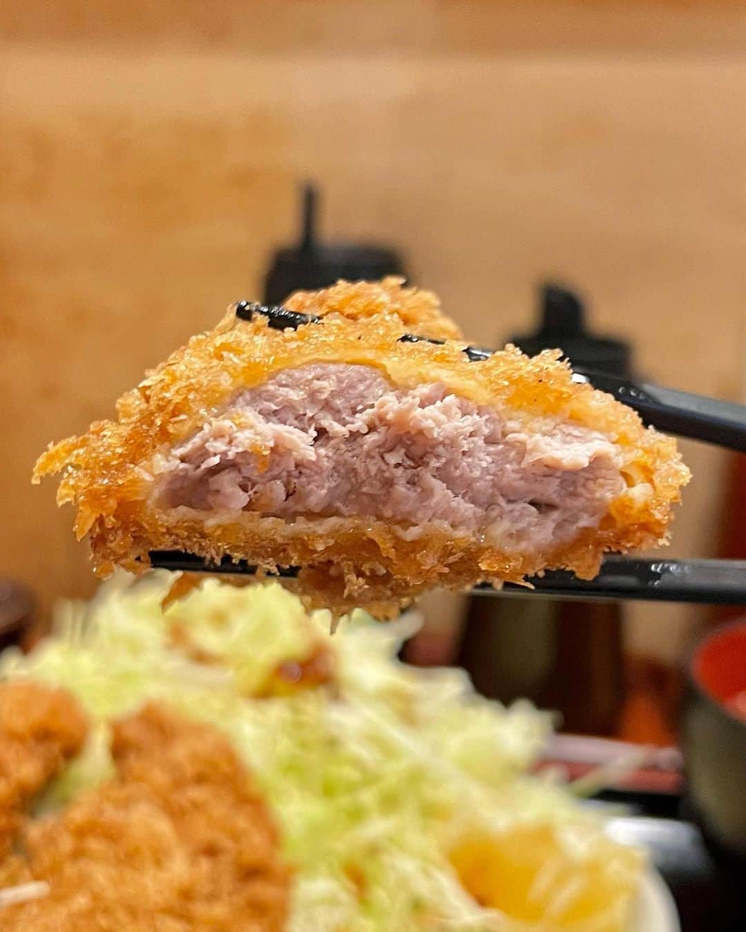 宮崎まこさんのインスタグラム写真 - (宮崎まこInstagram)「とんかつまさむね🐖赤坂  年1食べるかどうかだから揚げたてのとんかつ🫶 食べきれなかったらお持ち帰りできて嬉しい。  けっこう並ぶけどね！  #とんかつ #トンカツ #とんかつまさむね #curry #🍛 #行列グルメ #行列のできる店 #赤坂グルメ #赤坂ランチ #akasaka #porkcutlet #poke #🐖 #tonkatsu #港区グルメ #港区ランチ #テイクアウト #テイクアウトグルメ」5月24日 19時45分 - makomiyazaki