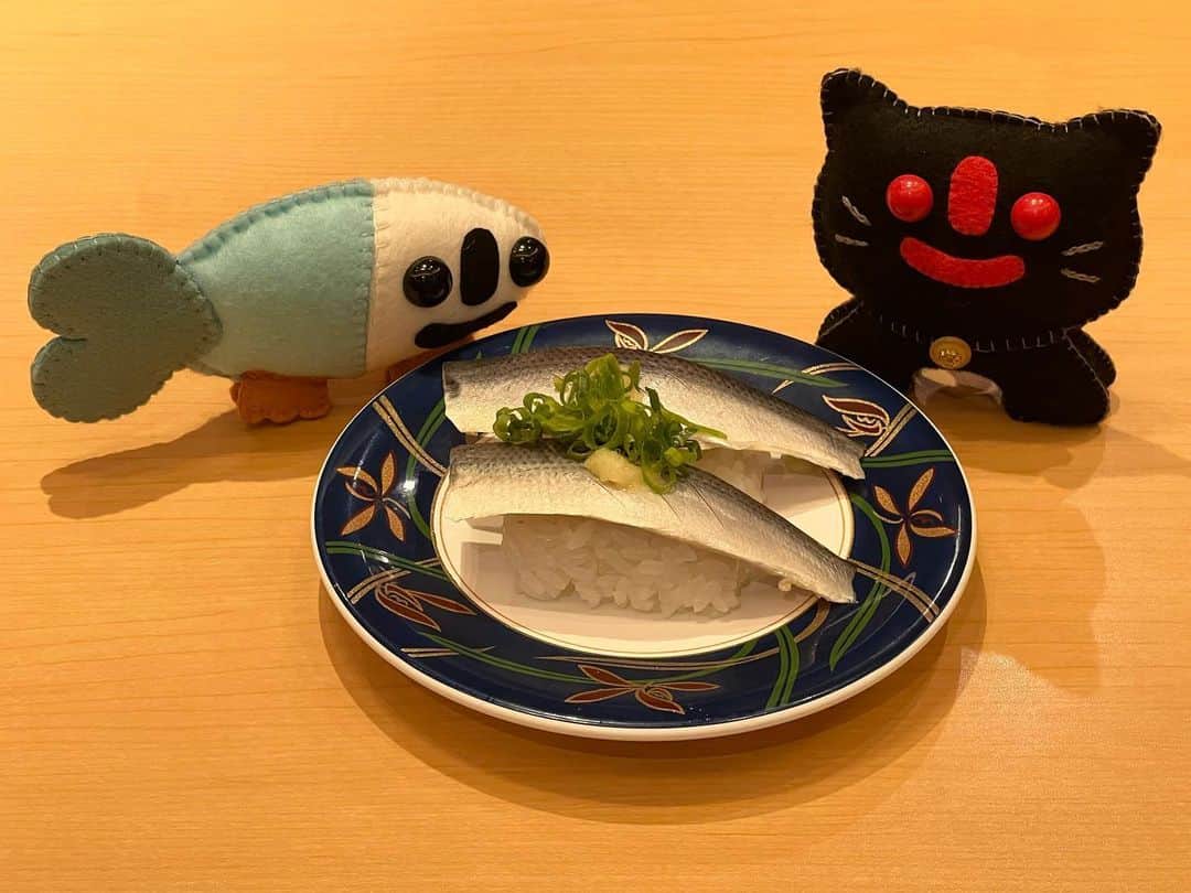 大石暁規さんのインスタグラム写真 - (大石暁規Instagram)「淡水魚和黑貓，哪個喜歡寿司？」5月24日 19時46分 - akinori_oishi