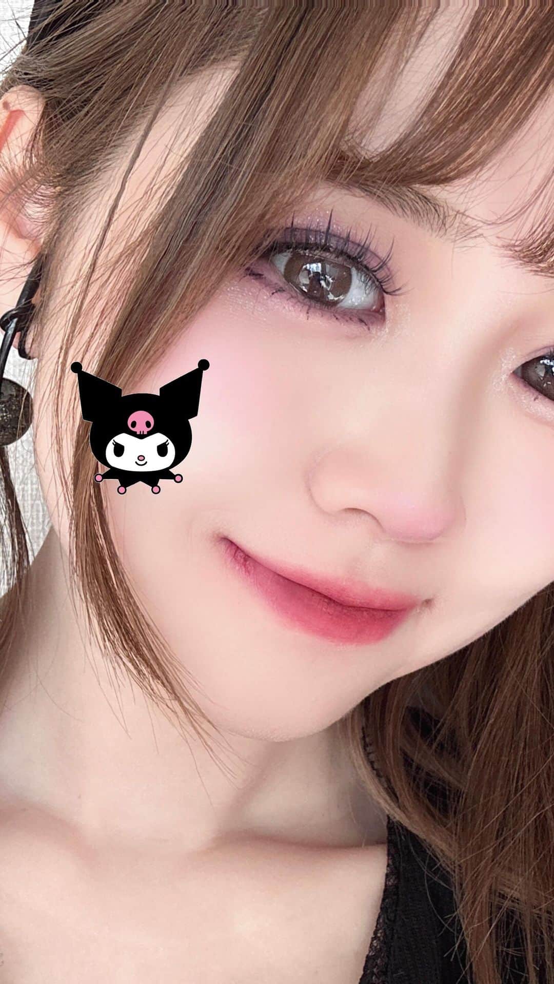 ほのぴすのインスタグラム：「クロミメイク😈🖤使ったコスメは👇  クリーム　@perfectdiary_japan  ベース　@curel_official_jp  パウダー　@perfectdiary_japan  アイシャドウ　@pinkbear__official  マスカラ　@qtis_official  シェーディング　@andbe_official  ハイライト　@perfectdiary_japan  リップ　@pinkbear__official   #マイメロ #マイメロディ #クロミ #クロミちゃん #マイメロネイル #クロミネイル #マイメロ #クロミメイク #マイメロメイク #地雷メイク #地雷系女子 #perfectdiary #pinkbear」