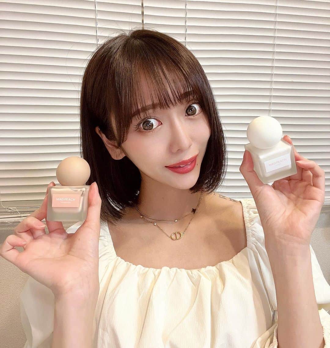 MOEのインスタグラム：「. 今回は【MAD PEACH マッドピーチ】の 新感覚のベースメイクをお試しさせて頂きました🌱✨  私が使ったのは、 ▶️グローフィルタープライマー/ Glow Filter Primer  3,400円  潤いを与え水分を逃がさない水分 保湿膜を形成してくれる下地😳  本当1日塗っていても乾燥しないし、 とても艶肌になれました☺️⭐️ ラメやパールなども入っていない のでナチュラルに艶肌に見せたい方 には本当にオススメです！！  ▶️ スタイルフィットファンデーション/ Style Fit Foundation 3,400円   まず塗った瞬間なめらかすぎて びっくりしました😱🤍  従来のファンデーションの剤型は 丸い形をしているらしく肌に塗ると 隙間が生まれてしまうそうですが、 マッドファンデーションは六角形に なっているため隙間なくより肌に 密着し薄づきでもしっかりとカバー してくれるらしいです😦👍  スパチュラと合わせて使うと 更に薄づきで綺麗に仕上がるみたい💎  とてもいいベースメイクに 出会えたのでこれから愛用 しようと思います🥰❤️  気になる方ぜひ使ってみてください♪  PR @madpeach_official_jp #韓国メイク #ツヤ肌 #ベースメイク #韓国コスメ #マッドピーチ #qoo10購入品紹介」