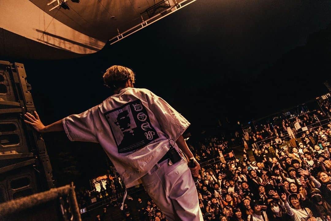 AG（エイジ）のインスタグラム：「KITAKAZE ROCK FES. 2023 皆にとって1年に1度の北海道での楽しみになったら最高だ。 俺たちにとっては1年に1度燃えて灰になる日だ。笑 📷 by @nekoze_photo  #やっと回復してきた  #NOISEMAKER #kitakaze  #kitakazerockfes」